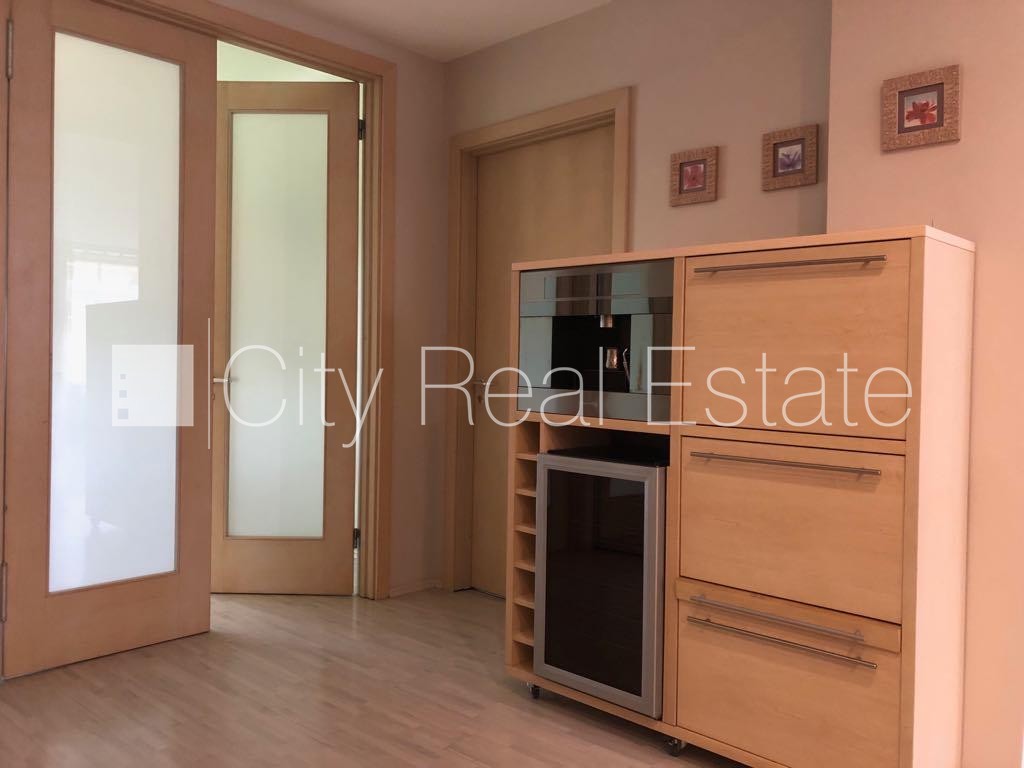 Sludinājumi. Fasādes māja, vieta automašīnai, kāpņu telpa pēc kosmētiskā remonta, istabas izolētas, studio tipa, Cena: 850 EUR/mēn Foto #7