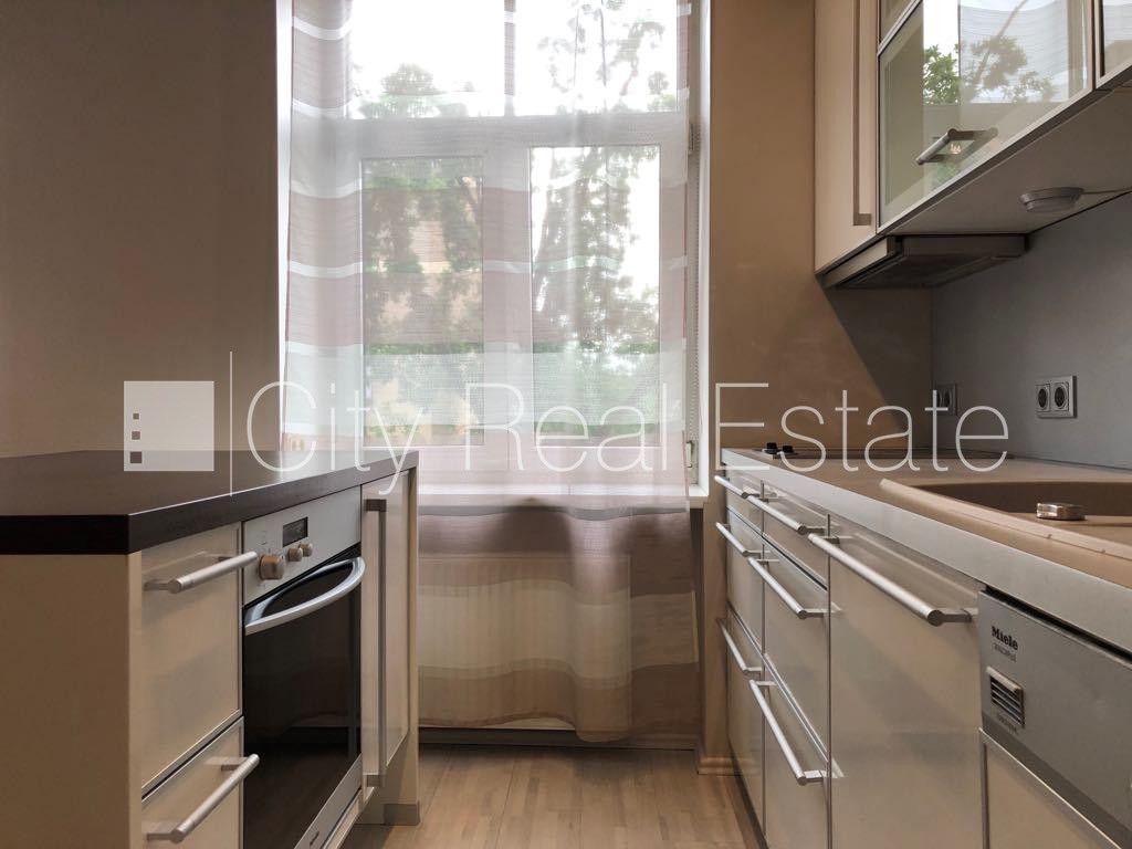 Sludinājumi. Fasādes māja, vieta automašīnai, kāpņu telpa pēc kosmētiskā remonta, istabas izolētas, studio tipa, Cena: 850 EUR/mēn Foto #5