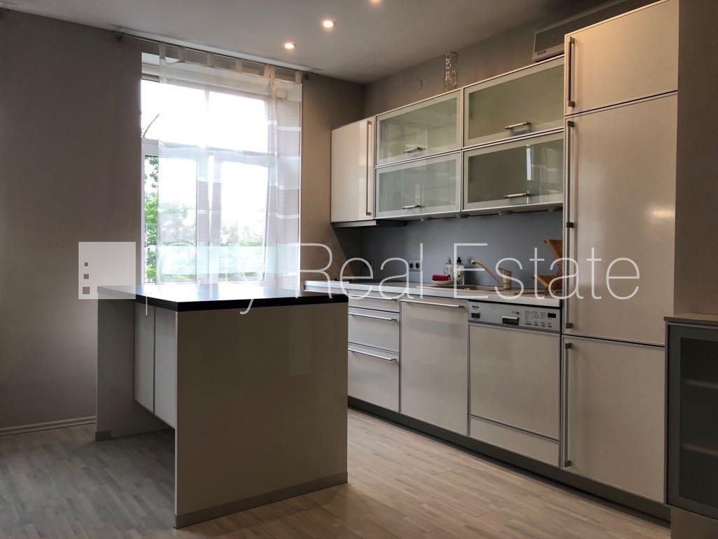 Sludinājumi. Fasādes māja, vieta automašīnai, kāpņu telpa pēc kosmētiskā remonta, istabas izolētas, studio tipa, Cena: 850 EUR/mēn Foto #3