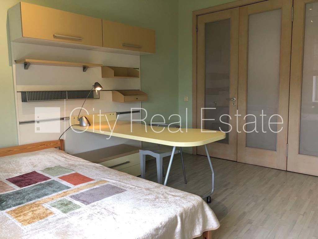 Sludinājumi. Fasādes māja, vieta automašīnai, kāpņu telpa pēc kosmētiskā remonta, istabas izolētas, studio tipa, Cena: 850 EUR/mēn Foto #11