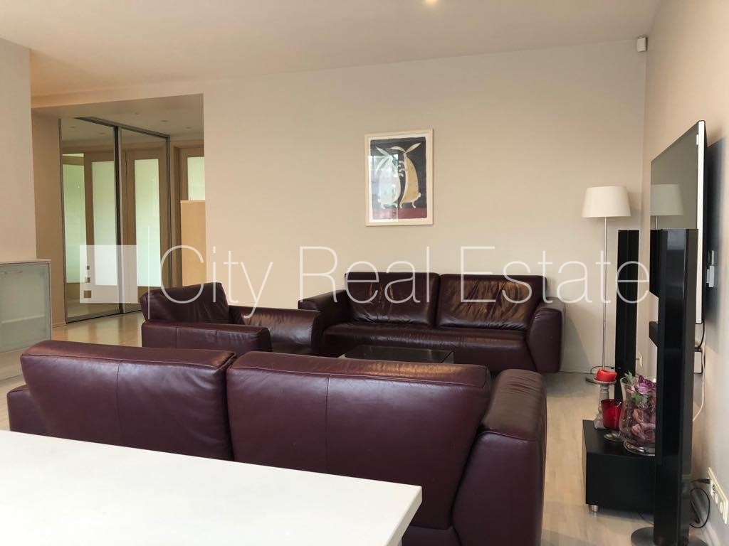 Sludinājumi. Fasādes māja, vieta automašīnai, kāpņu telpa pēc kosmētiskā remonta, istabas izolētas, studio tipa, Cena: 850 EUR/mēn Foto #2