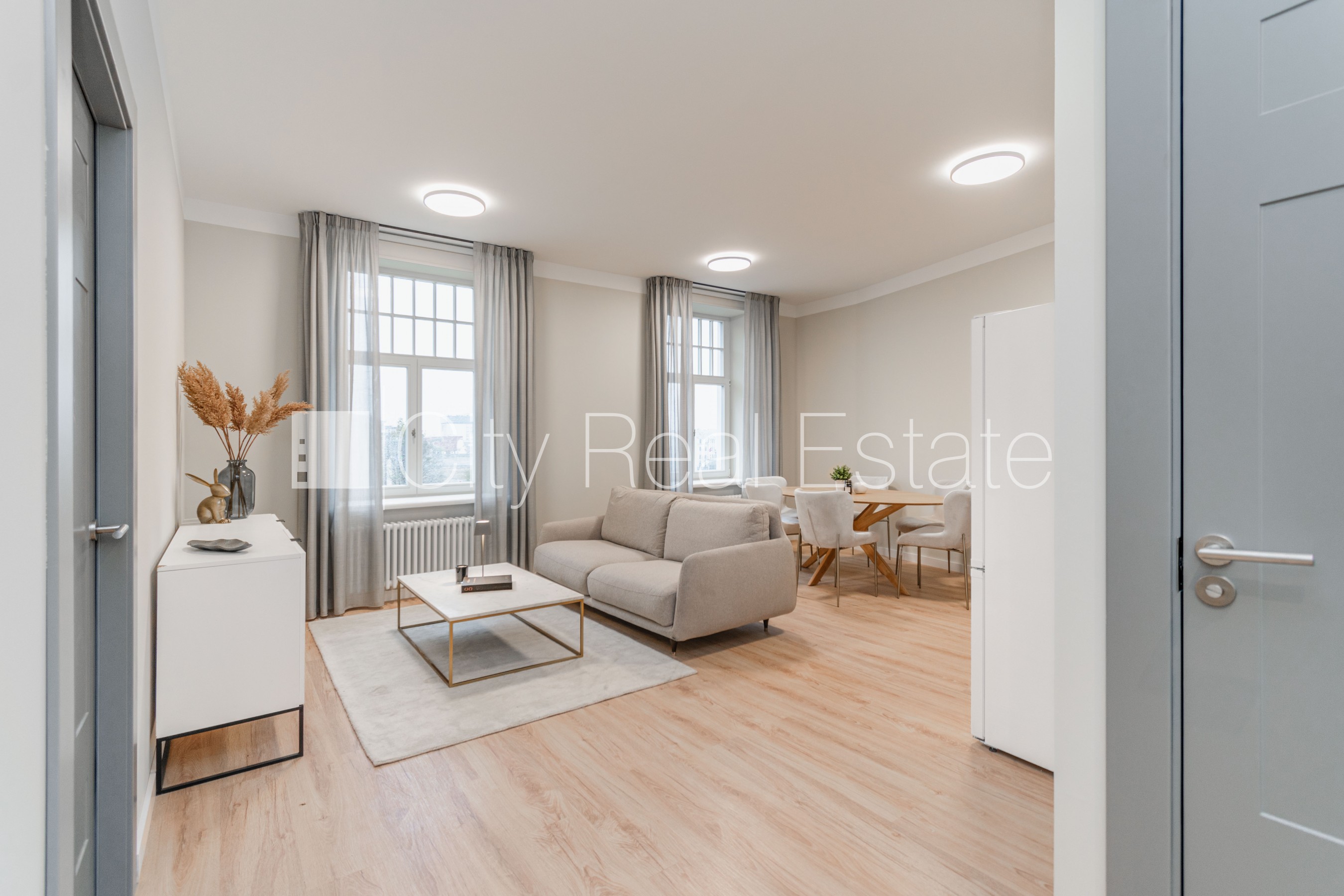 Sludinājumi. Fasādes māja, renovēta māja, ir lifts, logi vērsti uz ielas pusi, studio tipa, virtuve apvienota ar Cena: 450 EUR/mēn Foto #1