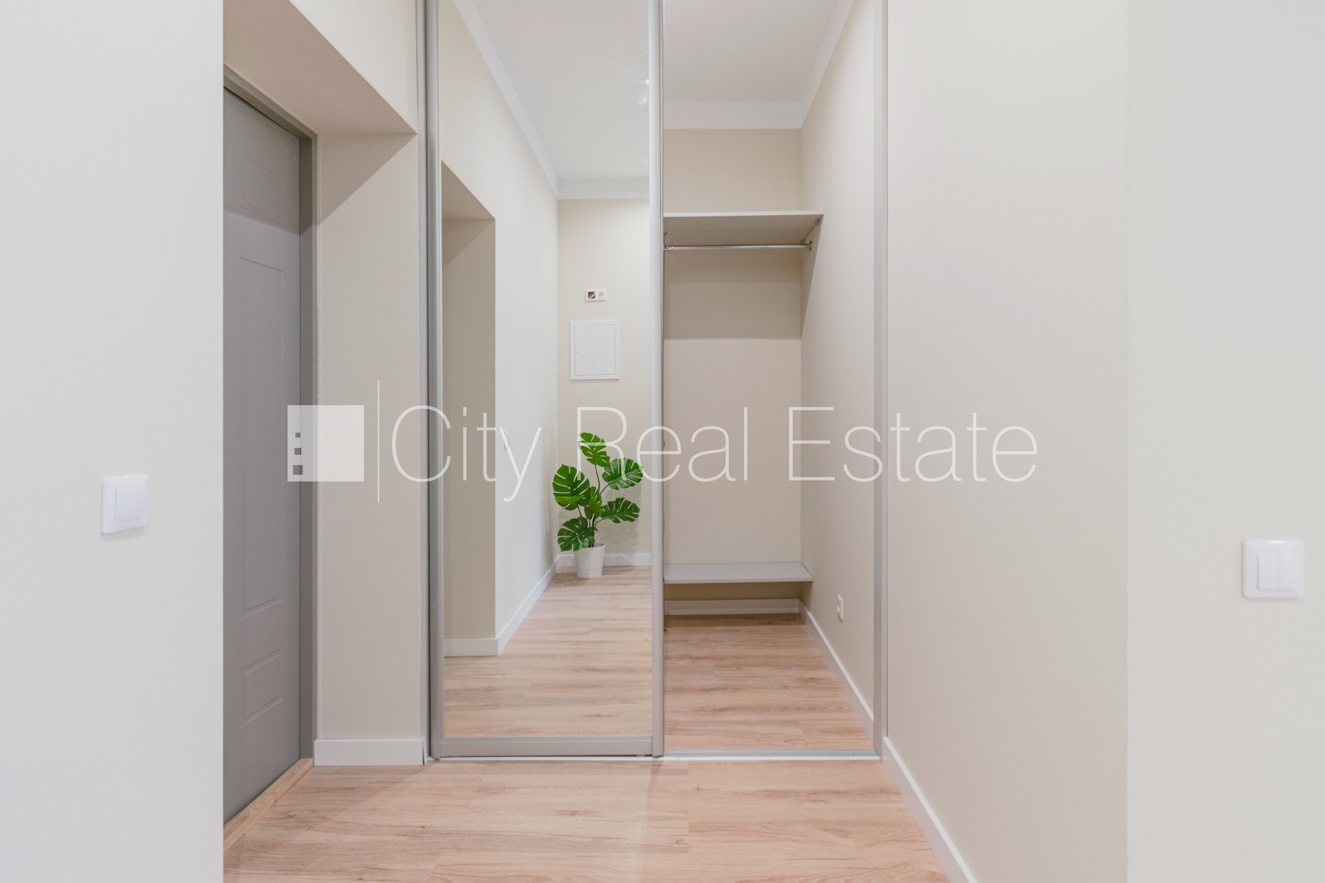 Sludinājumi. Fasādes māja, renovēta māja, ir lifts, logi vērsti uz ielas pusi, studio tipa, virtuve apvienota ar Cena: 450 EUR/mēn Foto #4