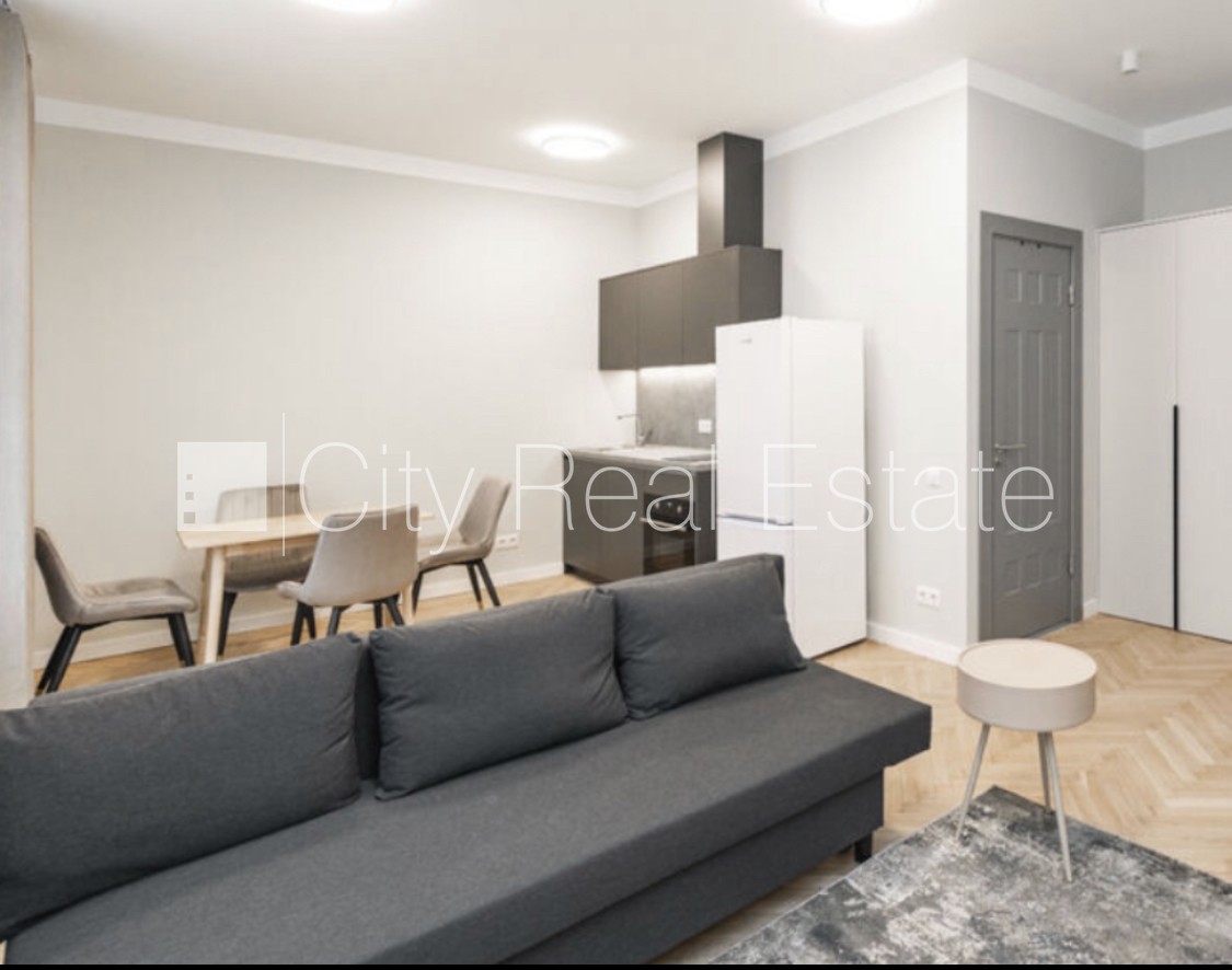 Sludinājumi. Fasādes māja, renovēta māja, ir lifts, logi vērsti uz ielas pusi, studio tipa, virtuve apvienota ar Cena: 450 EUR/mēn Foto #3