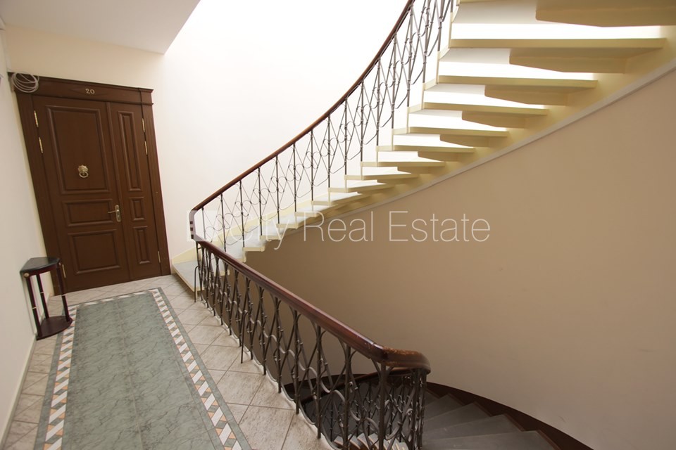 Sludinājumi. Fasādes māja, renovēta māja, slēgts pagalms, iespēja nomāt autostāvvietu, ieeja no ielas, beletāža, Cena: 1200 EUR/mēn Foto #11