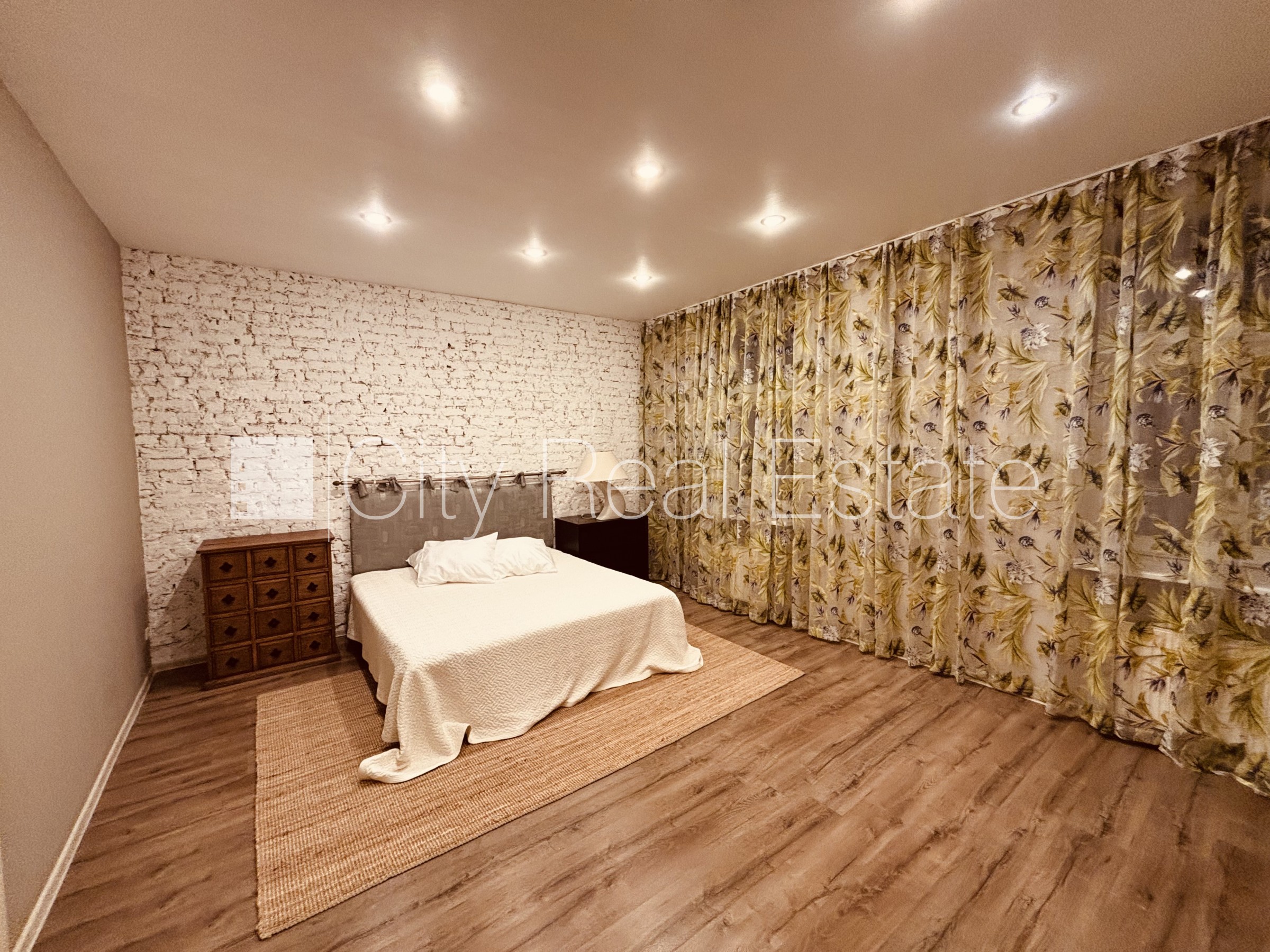 Sludinājumi. Fasādes māja, renovēta māja, slēgts pagalms, iespēja nomāt autostāvvietu, ieeja no ielas, beletāža, Cena: 1200 EUR/mēn Foto #5