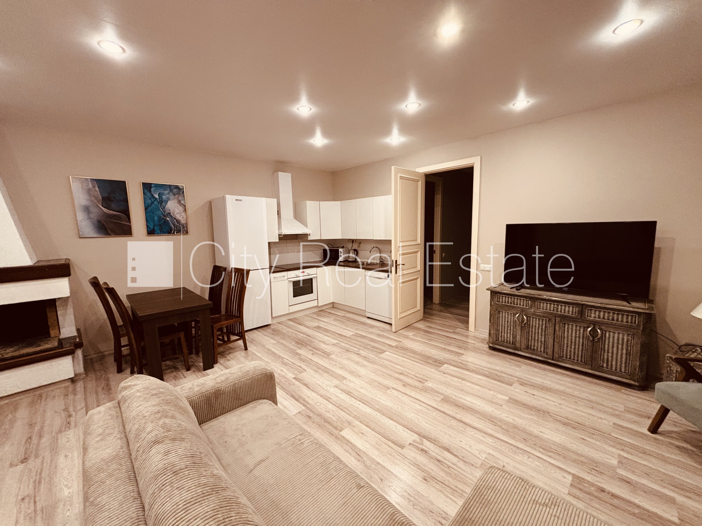 Sludinājumi. Fasādes māja, renovēta māja, slēgts pagalms, iespēja nomāt autostāvvietu, ieeja no ielas, beletāža, Cena: 1200 EUR/mēn Foto #4