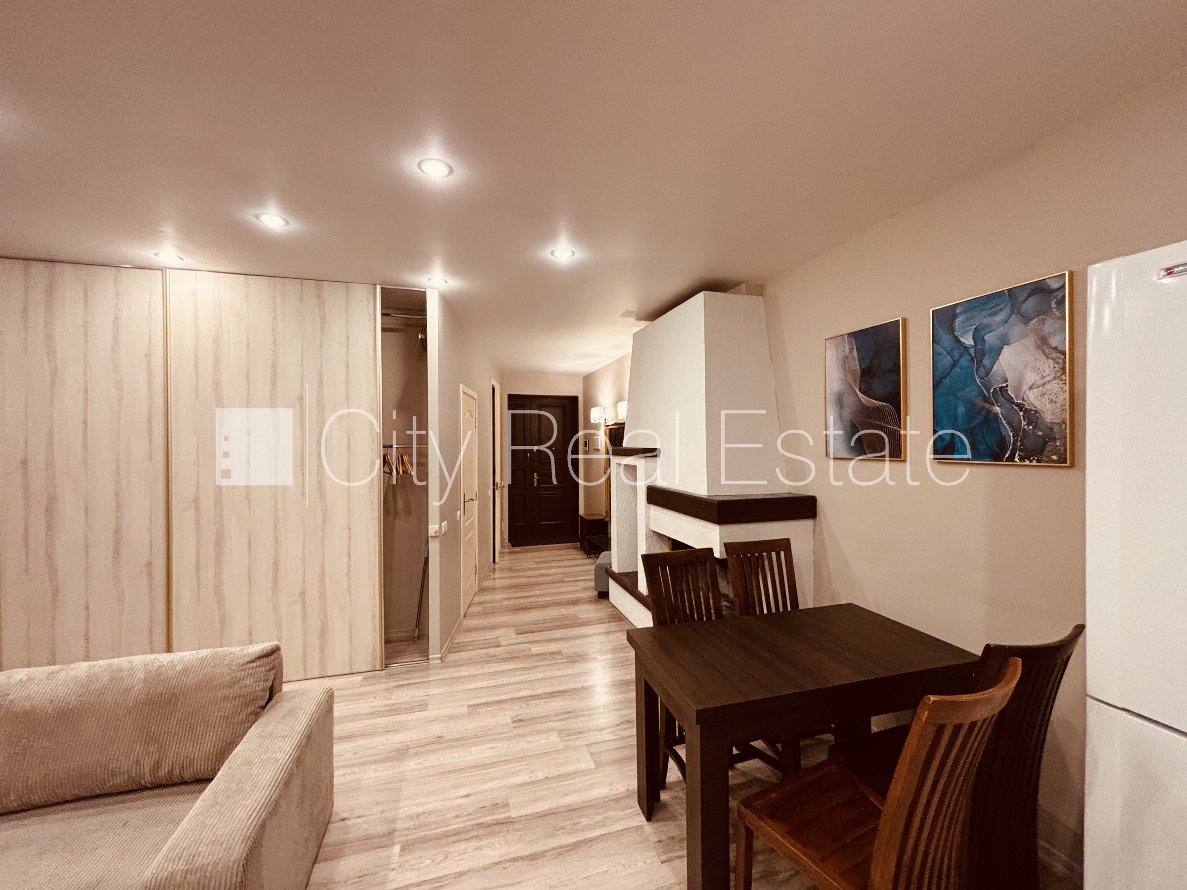 Sludinājumi. Fasādes māja, renovēta māja, slēgts pagalms, iespēja nomāt autostāvvietu, ieeja no ielas, beletāža, Cena: 1200 EUR/mēn Foto #2