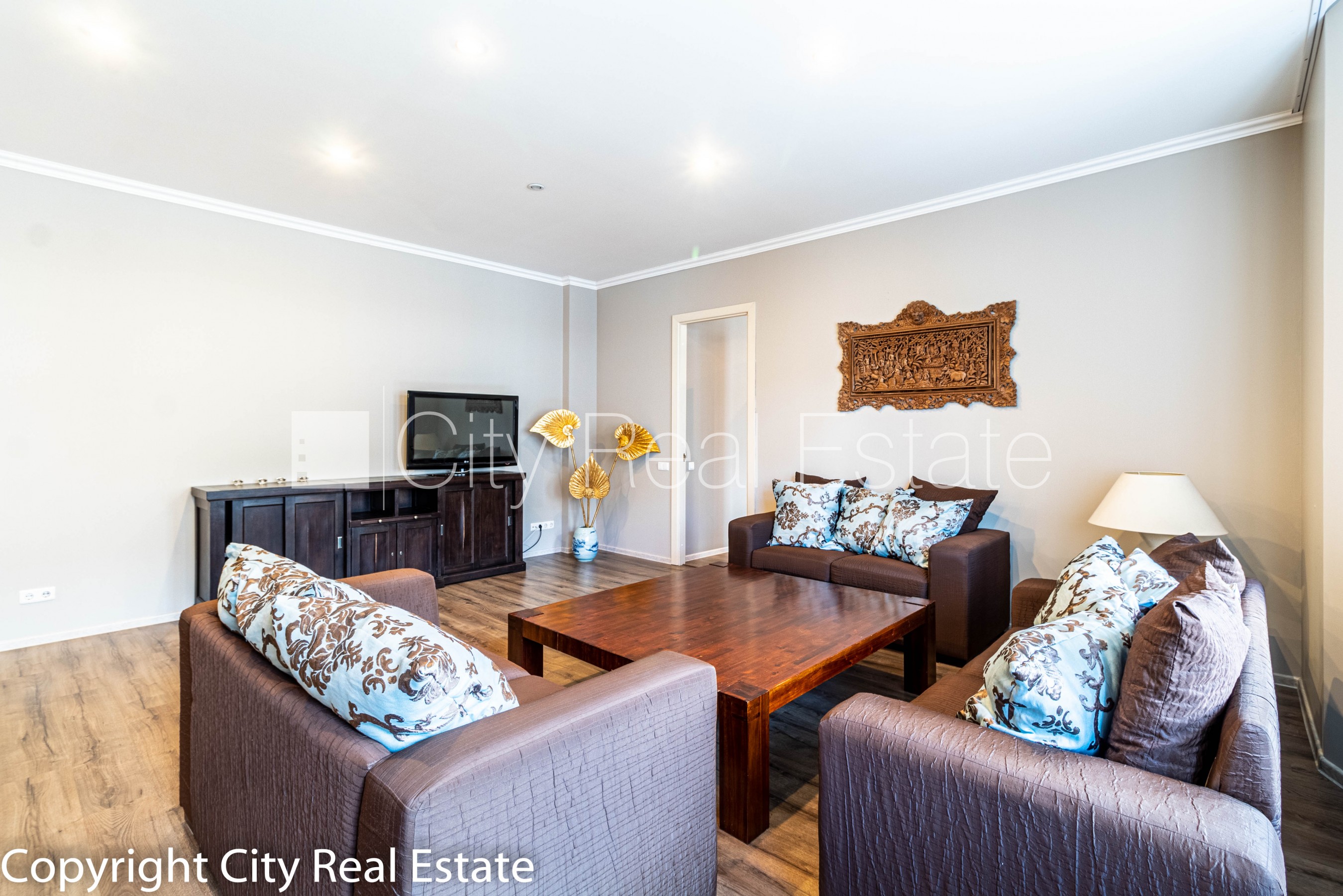 Sludinājumi. Fasādes māja, renovēta māja, slēgts pagalms, iespēja nomāt autostāvvietu, ieeja no ielas, kāpņu Cena: 2000 EUR/mēn Foto #3