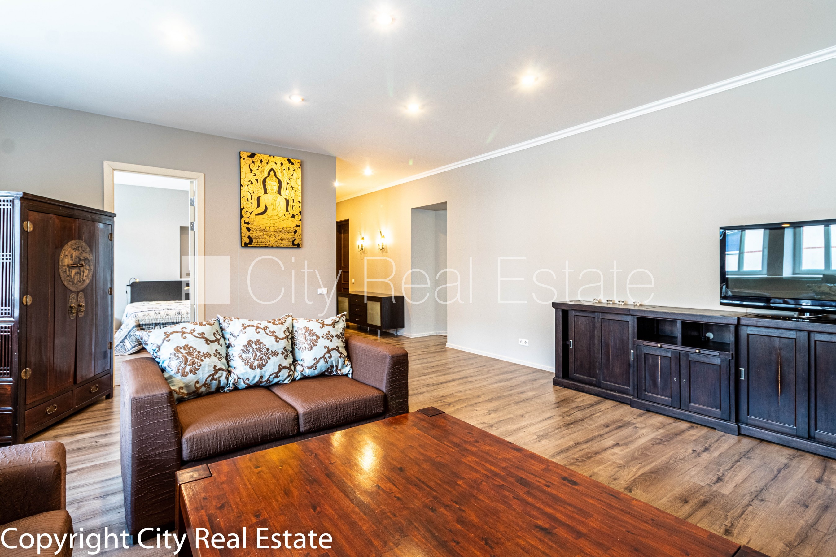 Sludinājumi. Fasādes māja, renovēta māja, slēgts pagalms, iespēja nomāt autostāvvietu, ieeja no ielas, kāpņu Cena: 2000 EUR/mēn Foto #1