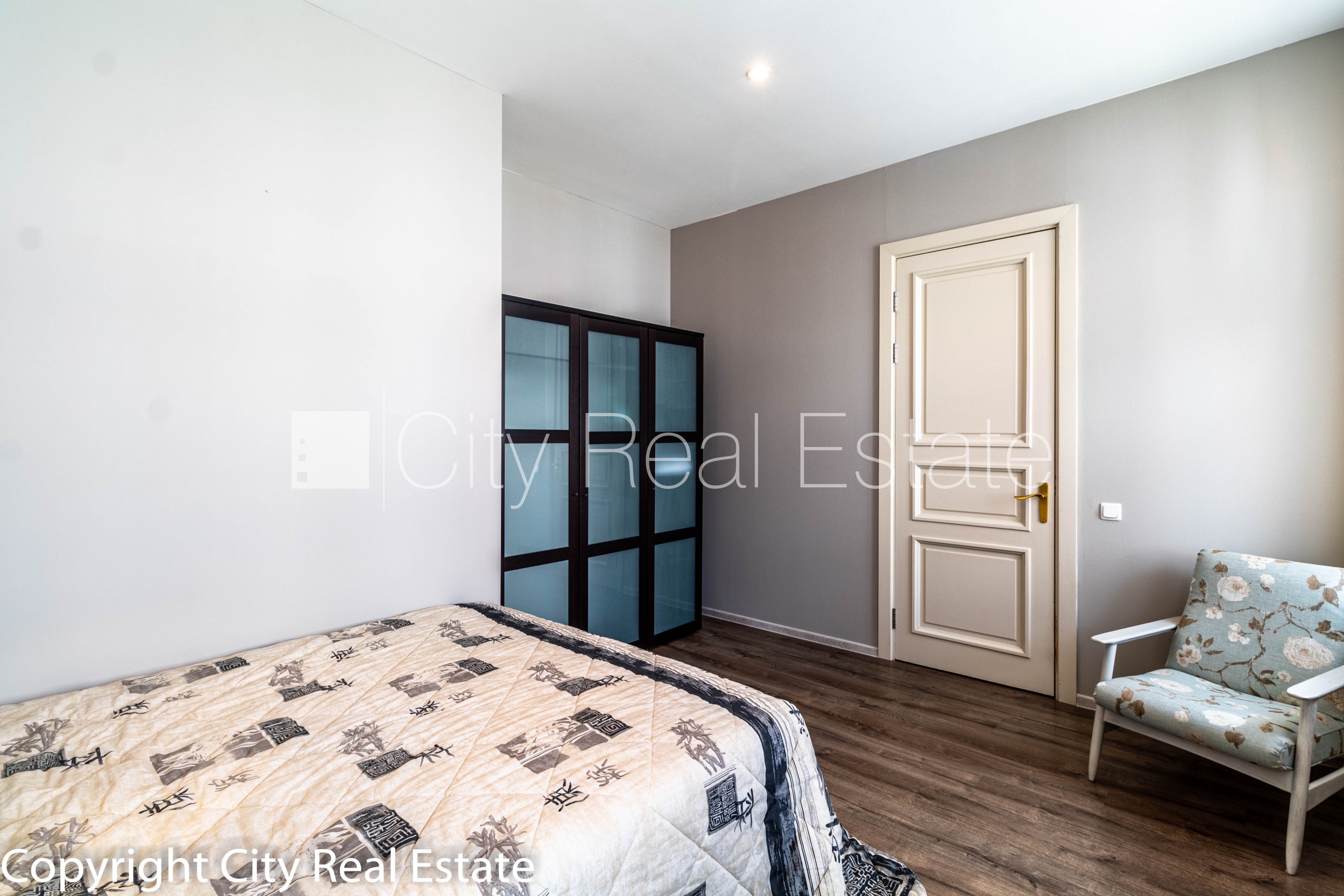 Sludinājumi. Fasādes māja, renovēta māja, slēgts pagalms, iespēja nomāt autostāvvietu, ieeja no ielas, kāpņu Cena: 2000 EUR/mēn Foto #11