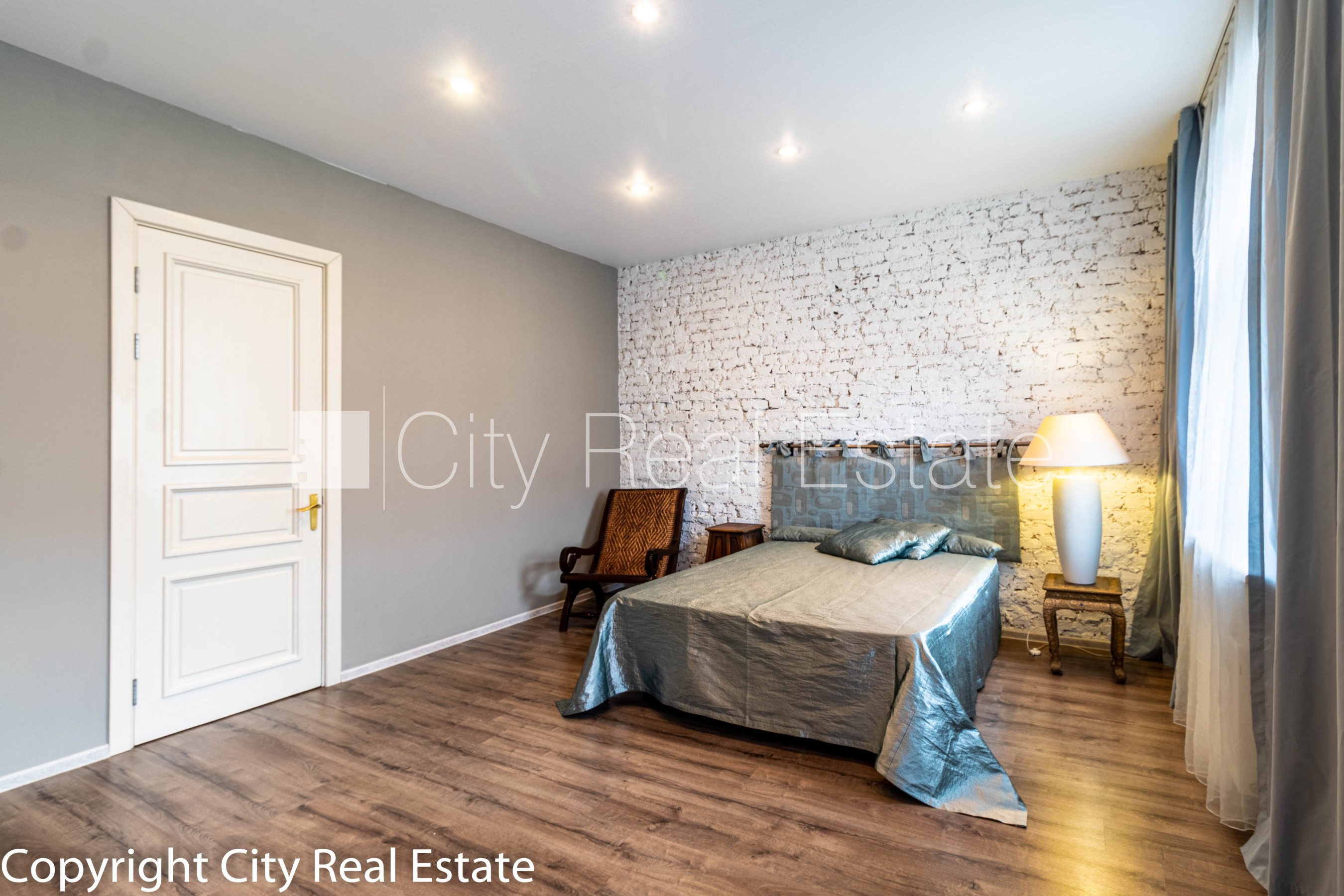 Sludinājumi. Fasādes māja, renovēta māja, slēgts pagalms, iespēja nomāt autostāvvietu, ieeja no ielas, kāpņu Cena: 2000 EUR/mēn Foto #7