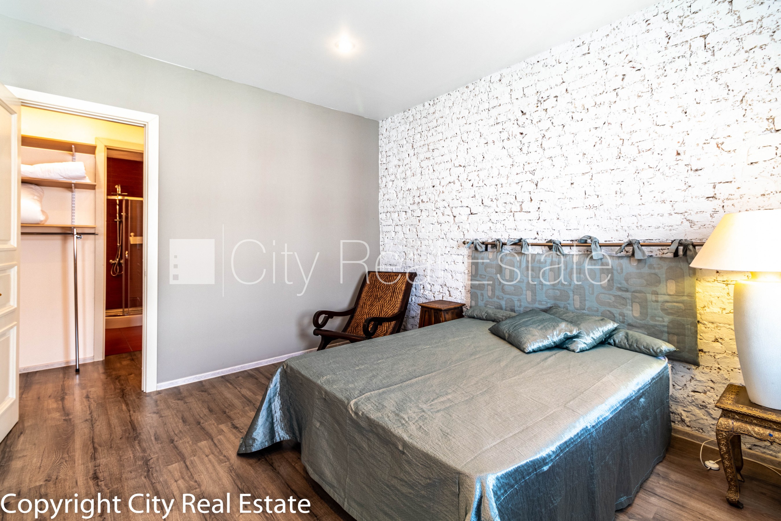 Sludinājumi. Fasādes māja, renovēta māja, slēgts pagalms, iespēja nomāt autostāvvietu, ieeja no ielas, kāpņu Cena: 2000 EUR/mēn Foto #8