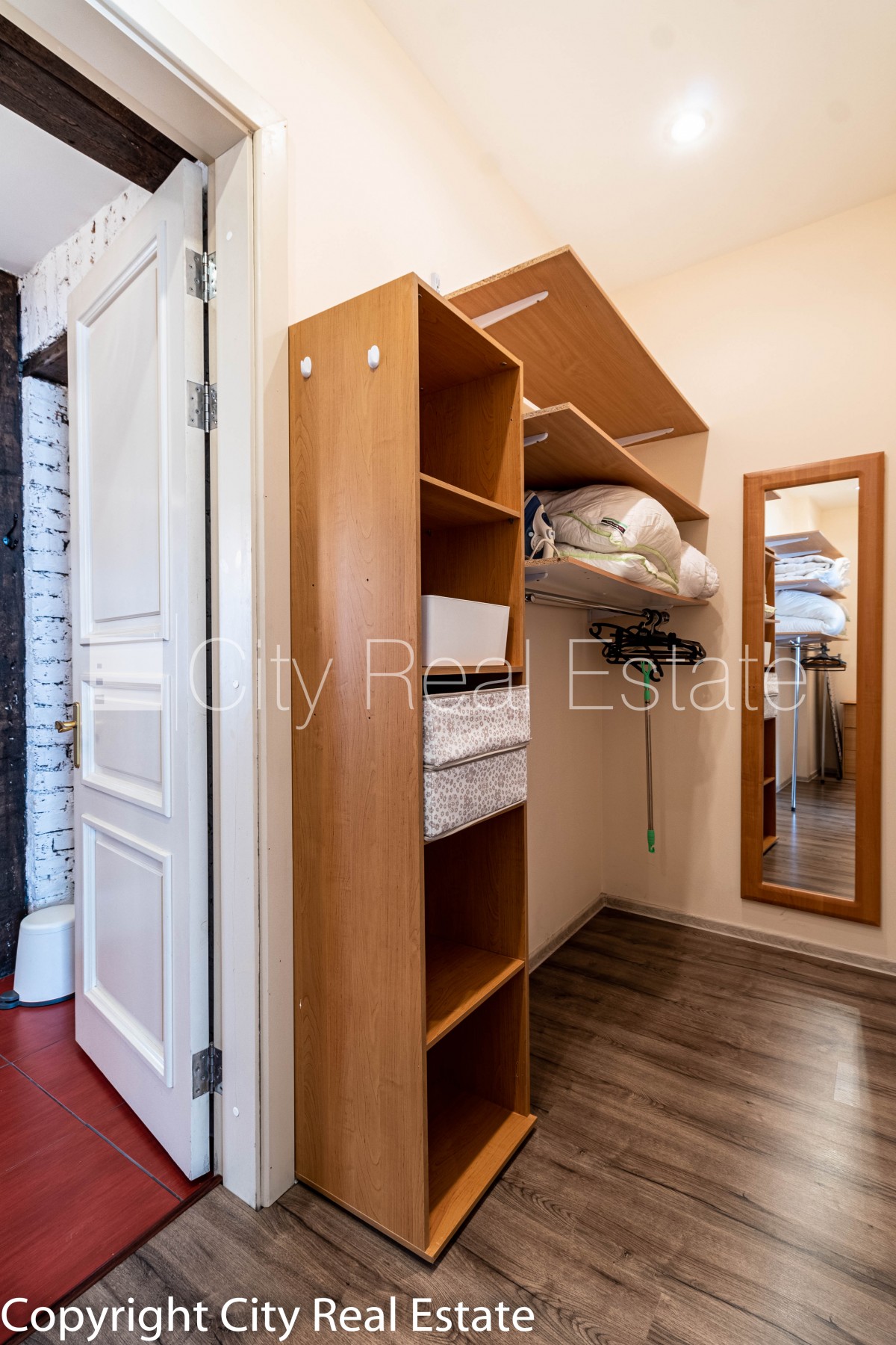 Sludinājumi. Fasādes māja, renovēta māja, slēgts pagalms, iespēja nomāt autostāvvietu, ieeja no ielas, kāpņu Cena: 2000 EUR/mēn Foto #12