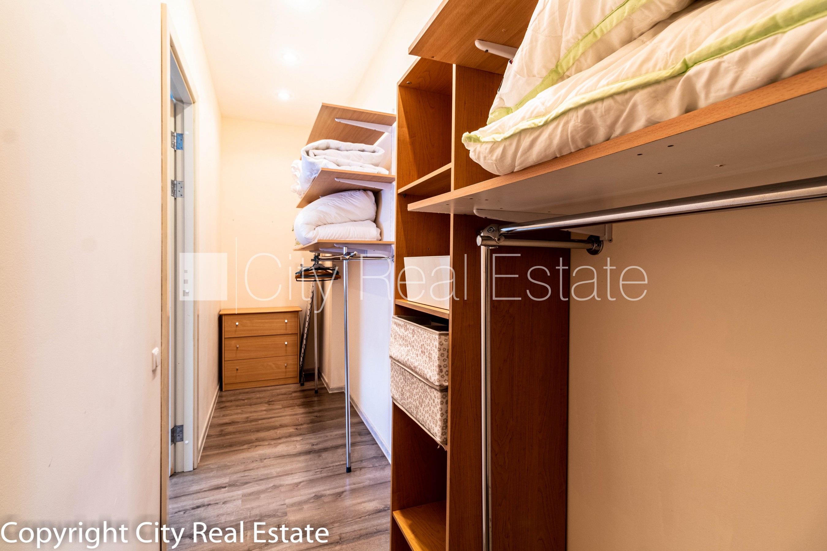 Sludinājumi. Fasādes māja, renovēta māja, slēgts pagalms, iespēja nomāt autostāvvietu, ieeja no ielas, kāpņu Cena: 2000 EUR/mēn Foto #13