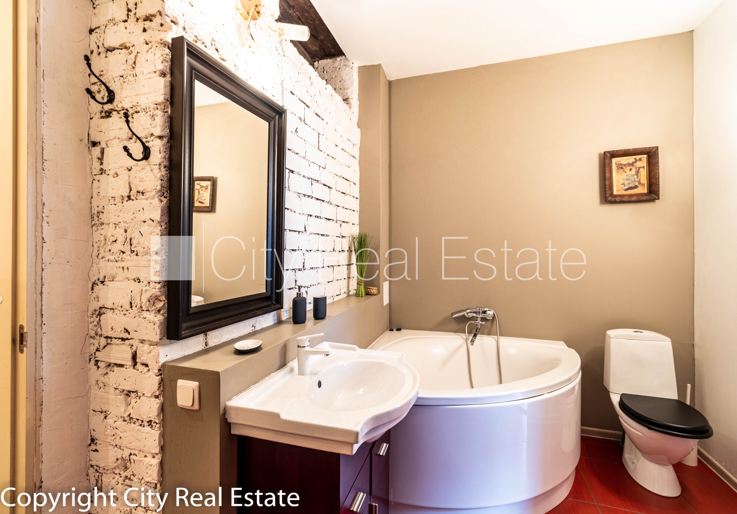 Sludinājumi. Fasādes māja, renovēta māja, slēgts pagalms, iespēja nomāt autostāvvietu, ieeja no ielas, kāpņu Cena: 2000 EUR/mēn Foto #15