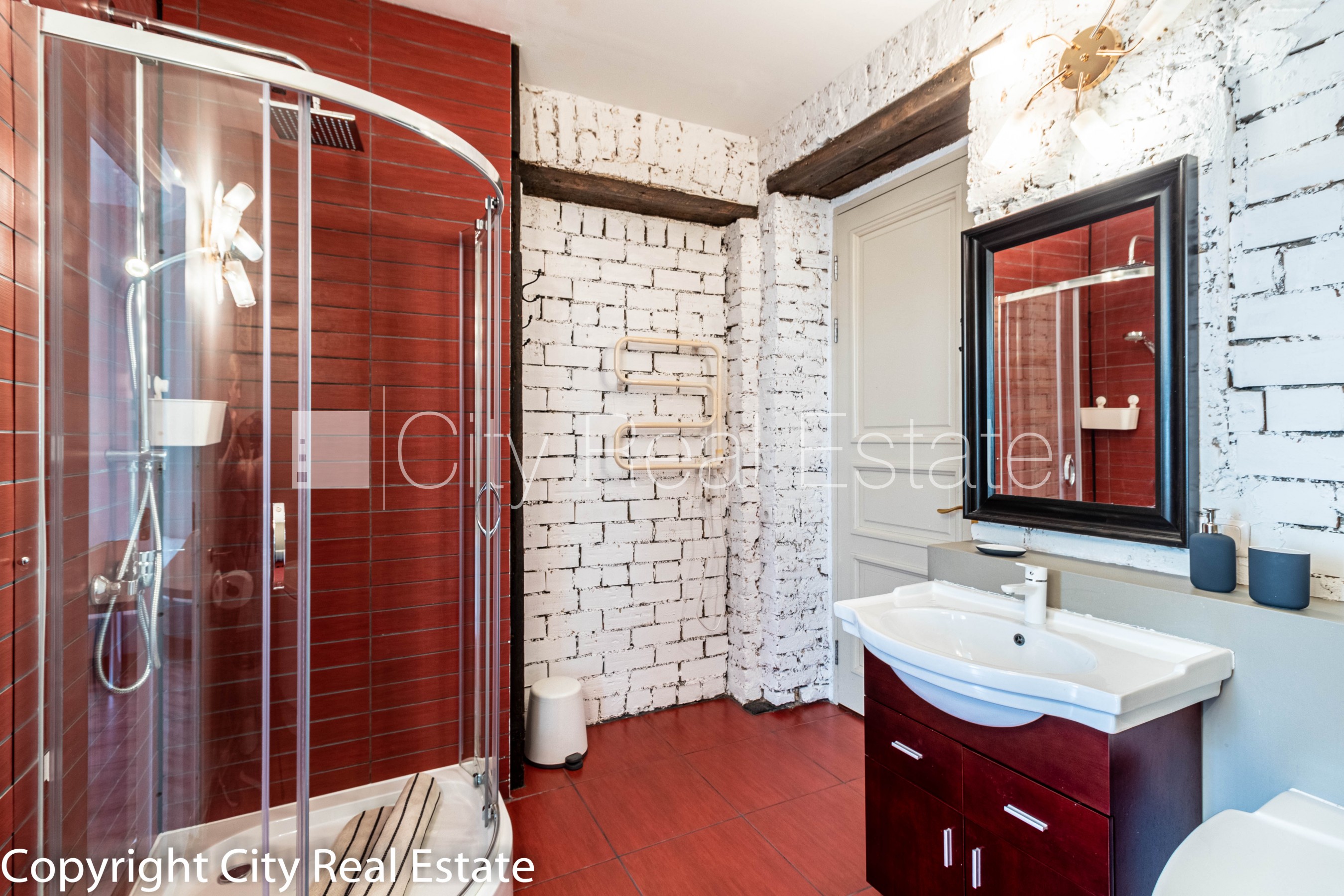 Sludinājumi. Fasādes māja, renovēta māja, slēgts pagalms, iespēja nomāt autostāvvietu, ieeja no ielas, kāpņu Cena: 2000 EUR/mēn Foto #16