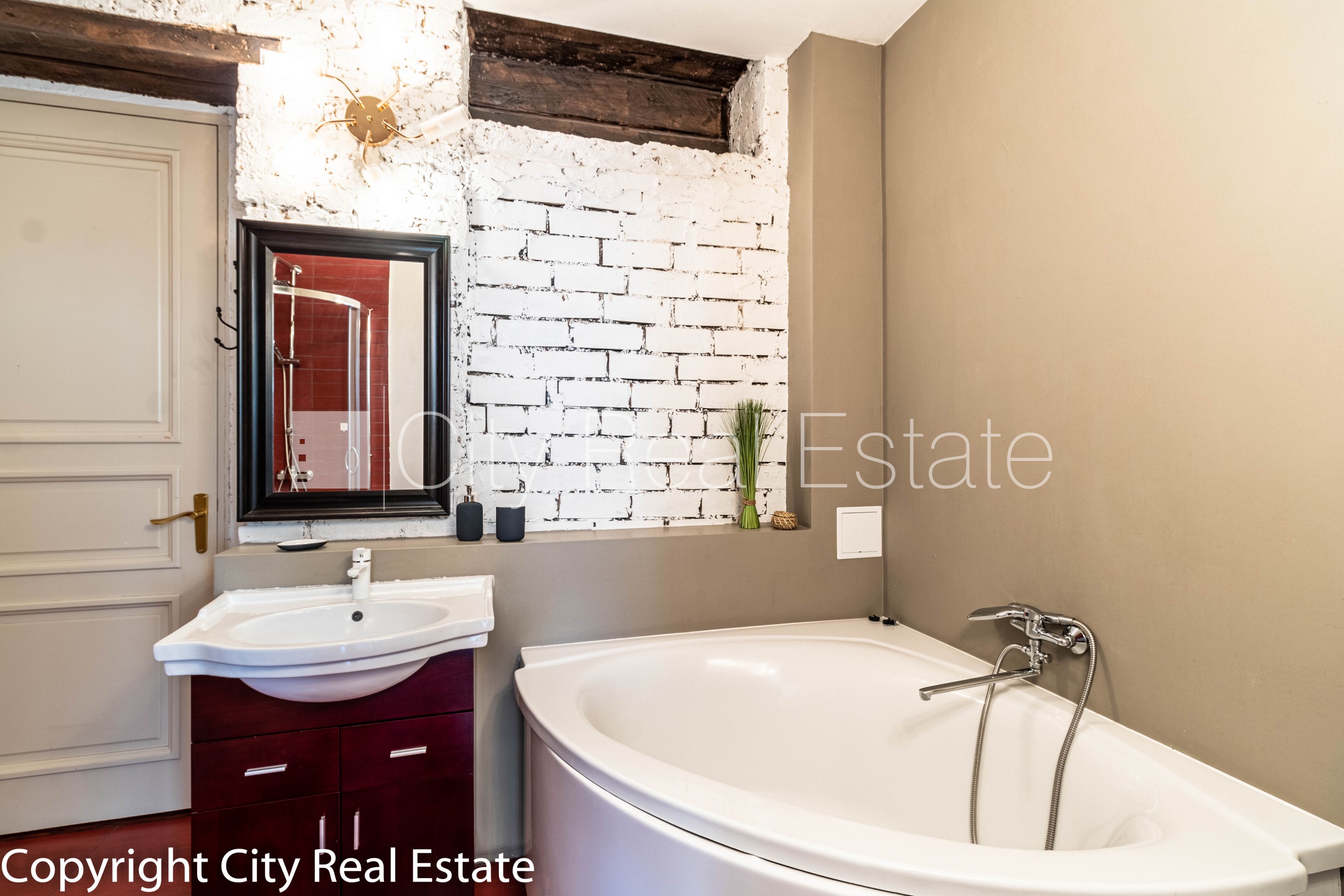 Sludinājumi. Fasādes māja, renovēta māja, slēgts pagalms, iespēja nomāt autostāvvietu, ieeja no ielas, kāpņu Cena: 2000 EUR/mēn Foto #19