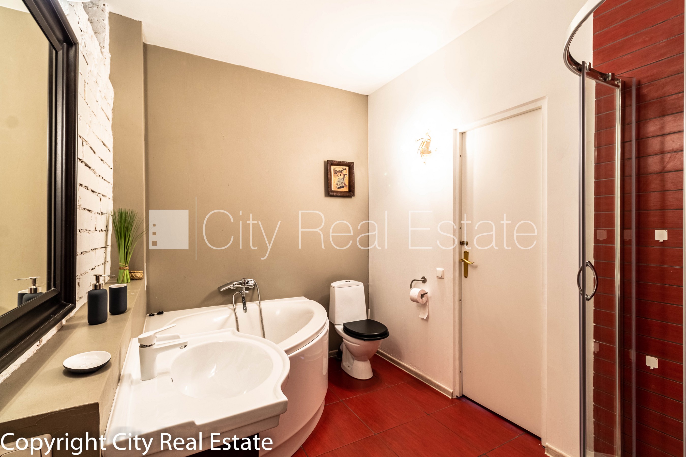 Sludinājumi. Fasādes māja, renovēta māja, slēgts pagalms, iespēja nomāt autostāvvietu, ieeja no ielas, kāpņu Cena: 2000 EUR/mēn Foto #14