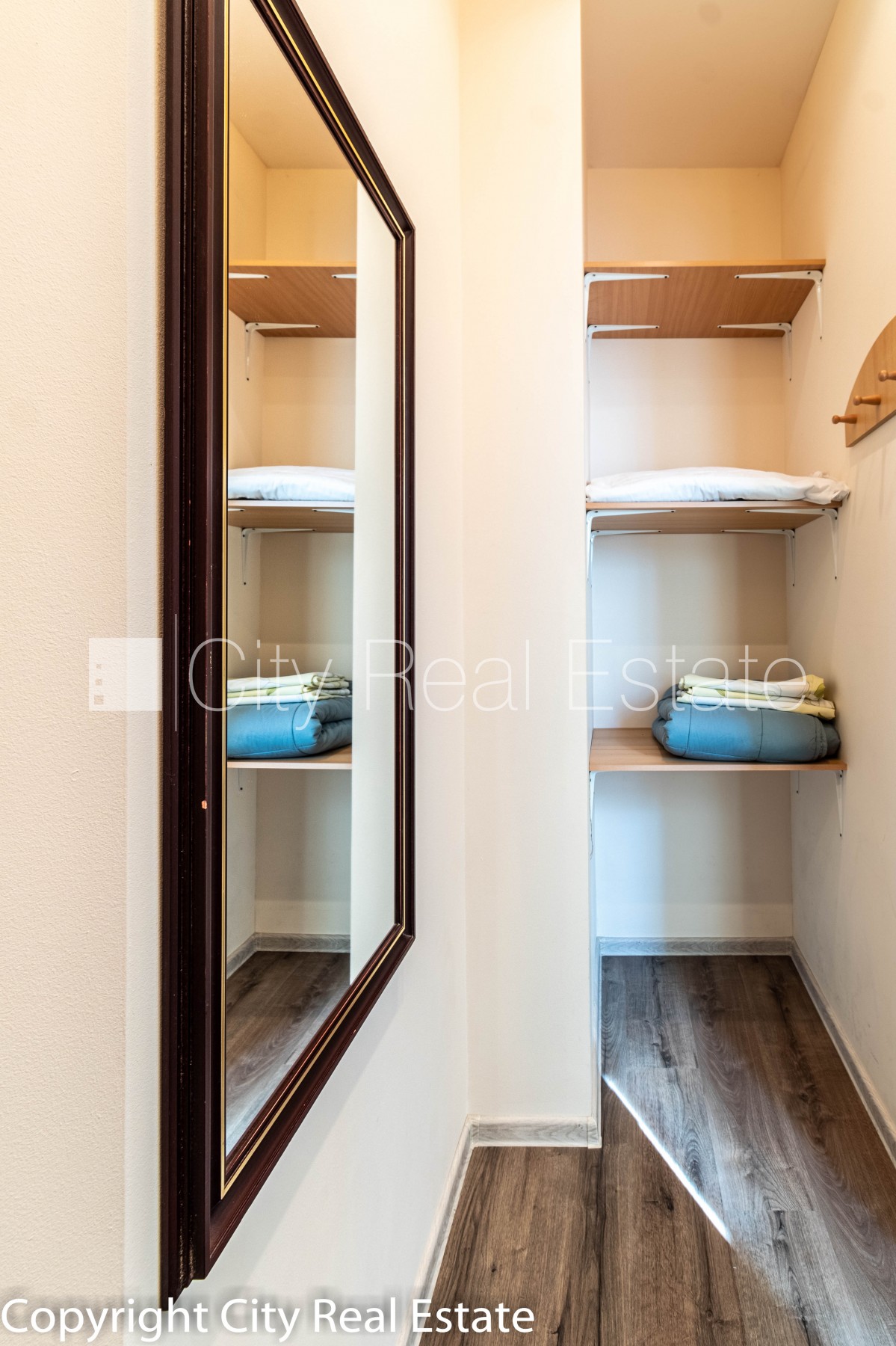 Sludinājumi. Fasādes māja, renovēta māja, slēgts pagalms, iespēja nomāt autostāvvietu, ieeja no ielas, kāpņu Cena: 2000 EUR/mēn Foto #20