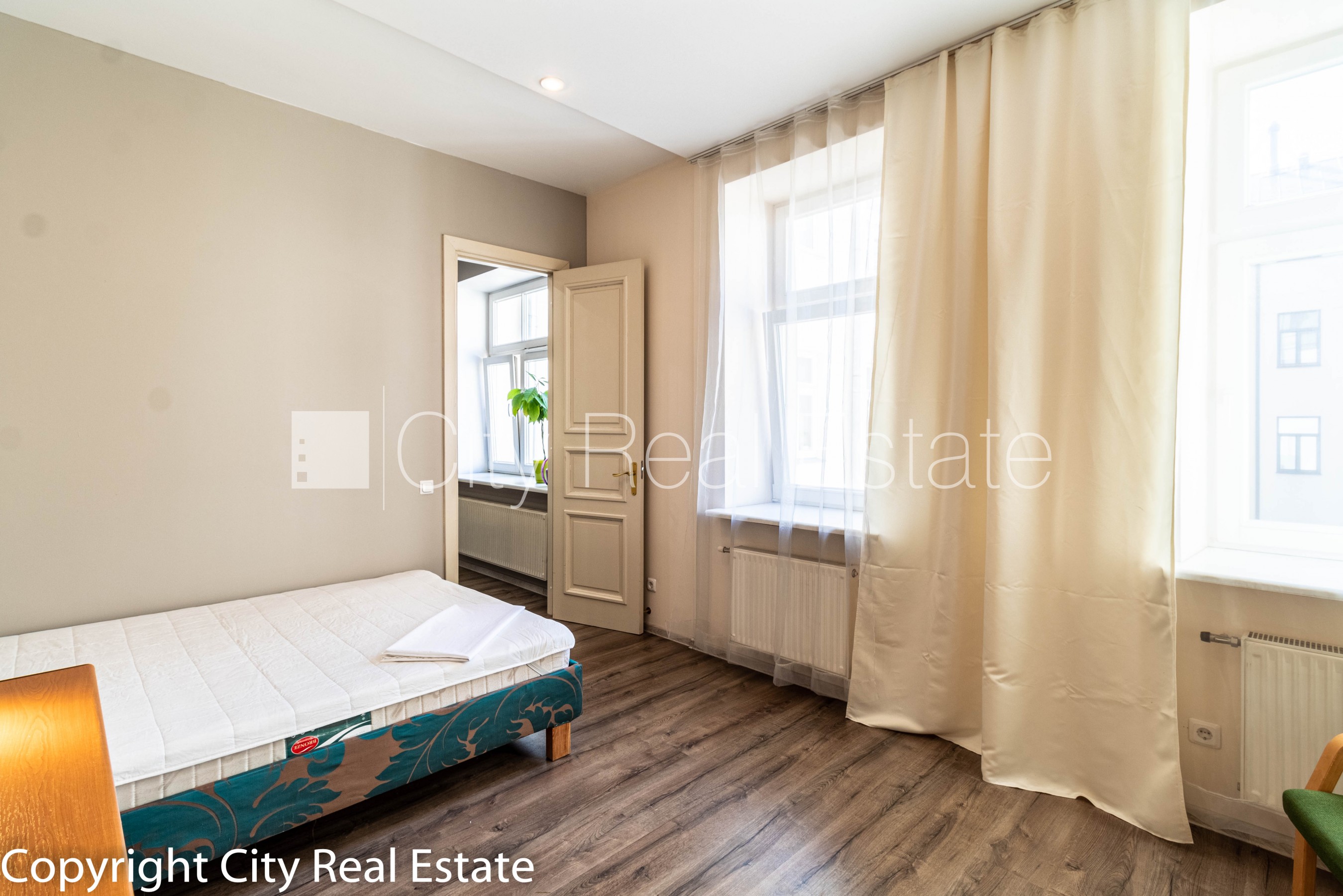 Sludinājumi. Fasādes māja, renovēta māja, slēgts pagalms, iespēja nomāt autostāvvietu, ieeja no ielas, kāpņu Cena: 2000 EUR/mēn Foto #18