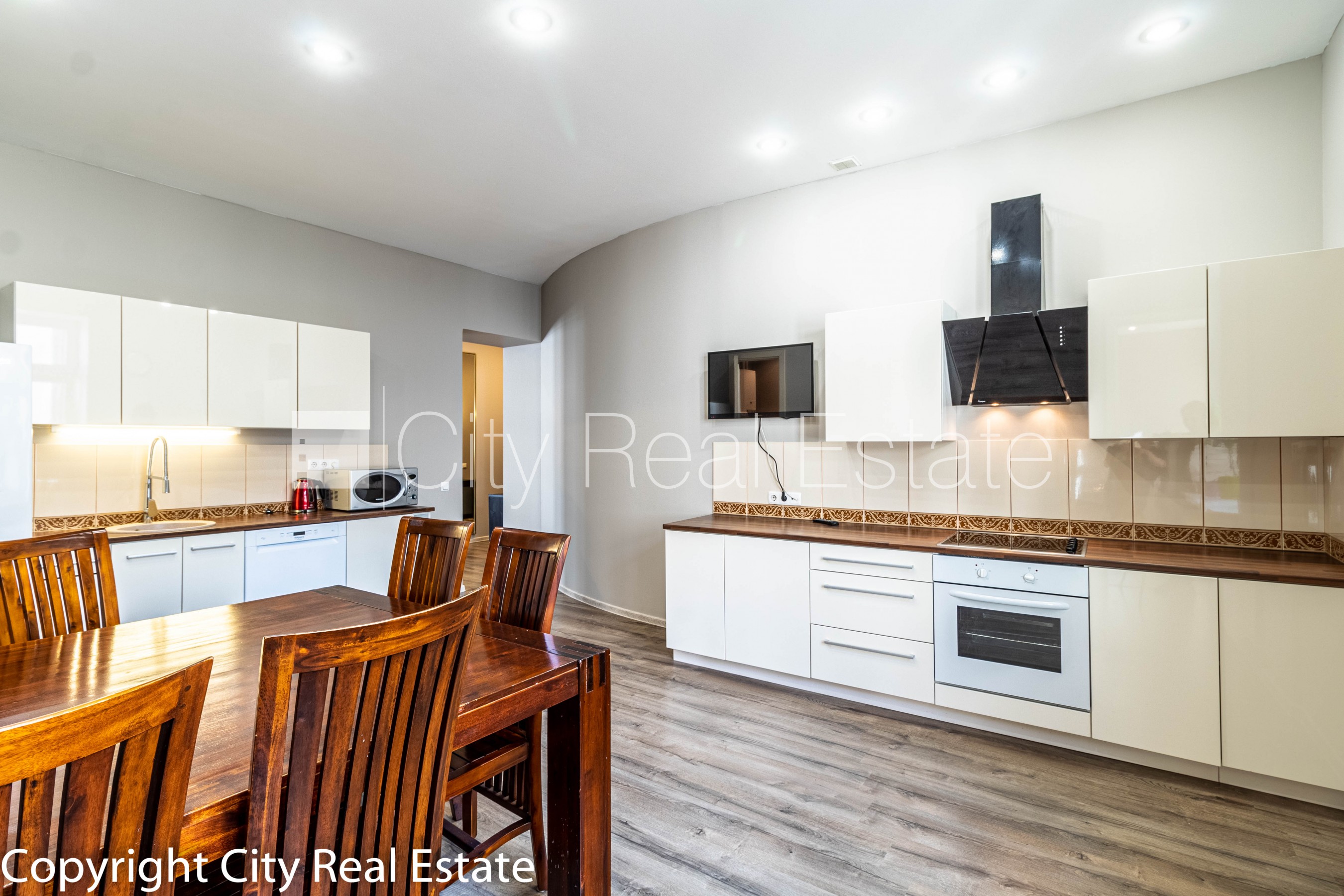 Sludinājumi. Fasādes māja, renovēta māja, slēgts pagalms, iespēja nomāt autostāvvietu, ieeja no ielas, kāpņu Cena: 2000 EUR/mēn Foto #4