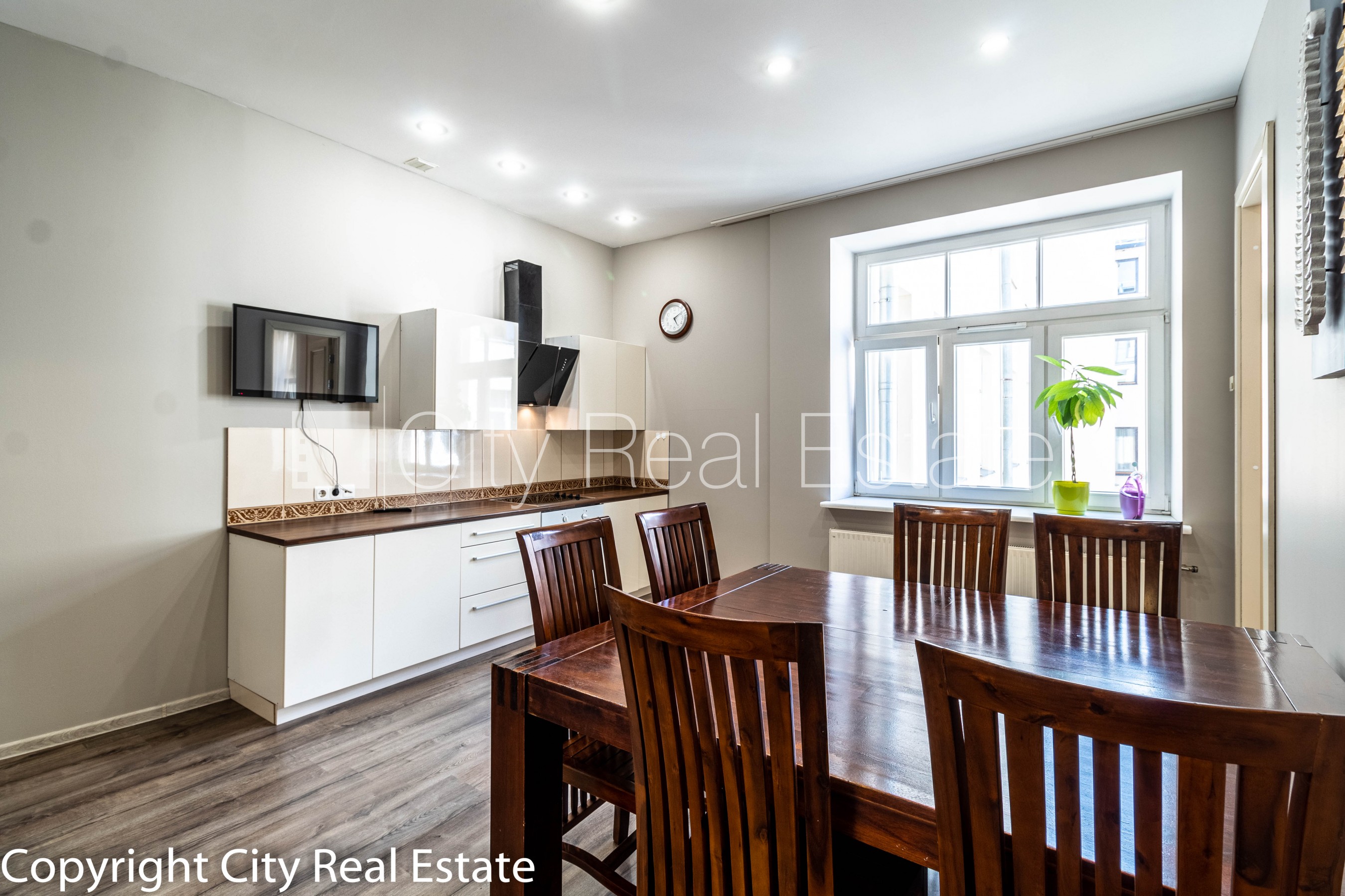 Sludinājumi. Fasādes māja, renovēta māja, slēgts pagalms, iespēja nomāt autostāvvietu, ieeja no ielas, kāpņu Cena: 2000 EUR/mēn Foto #21