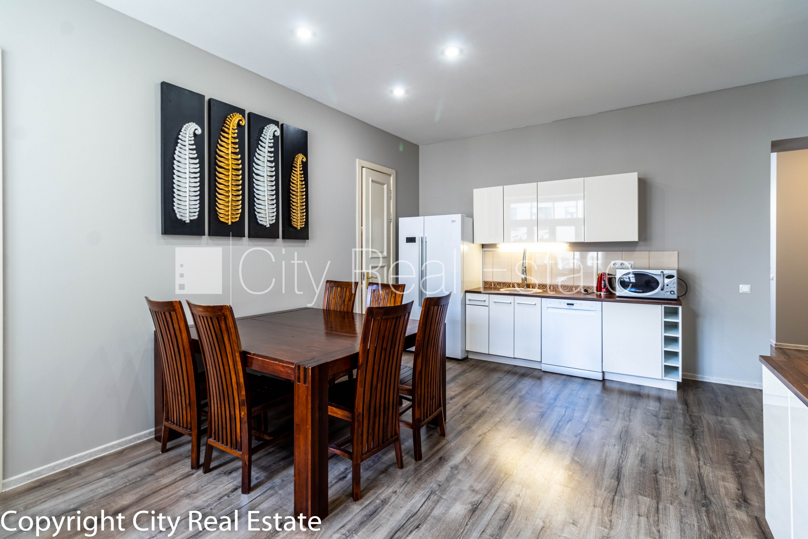 Sludinājumi. Fasādes māja, renovēta māja, slēgts pagalms, iespēja nomāt autostāvvietu, ieeja no ielas, kāpņu Cena: 2000 EUR/mēn Foto #22