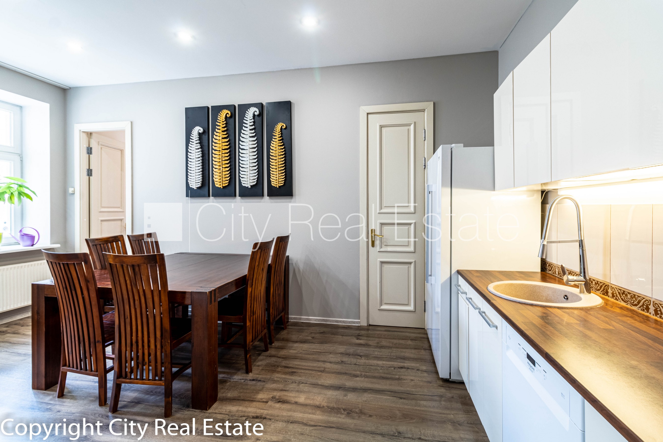 Sludinājumi. Fasādes māja, renovēta māja, slēgts pagalms, iespēja nomāt autostāvvietu, ieeja no ielas, kāpņu Cena: 2000 EUR/mēn Foto #5