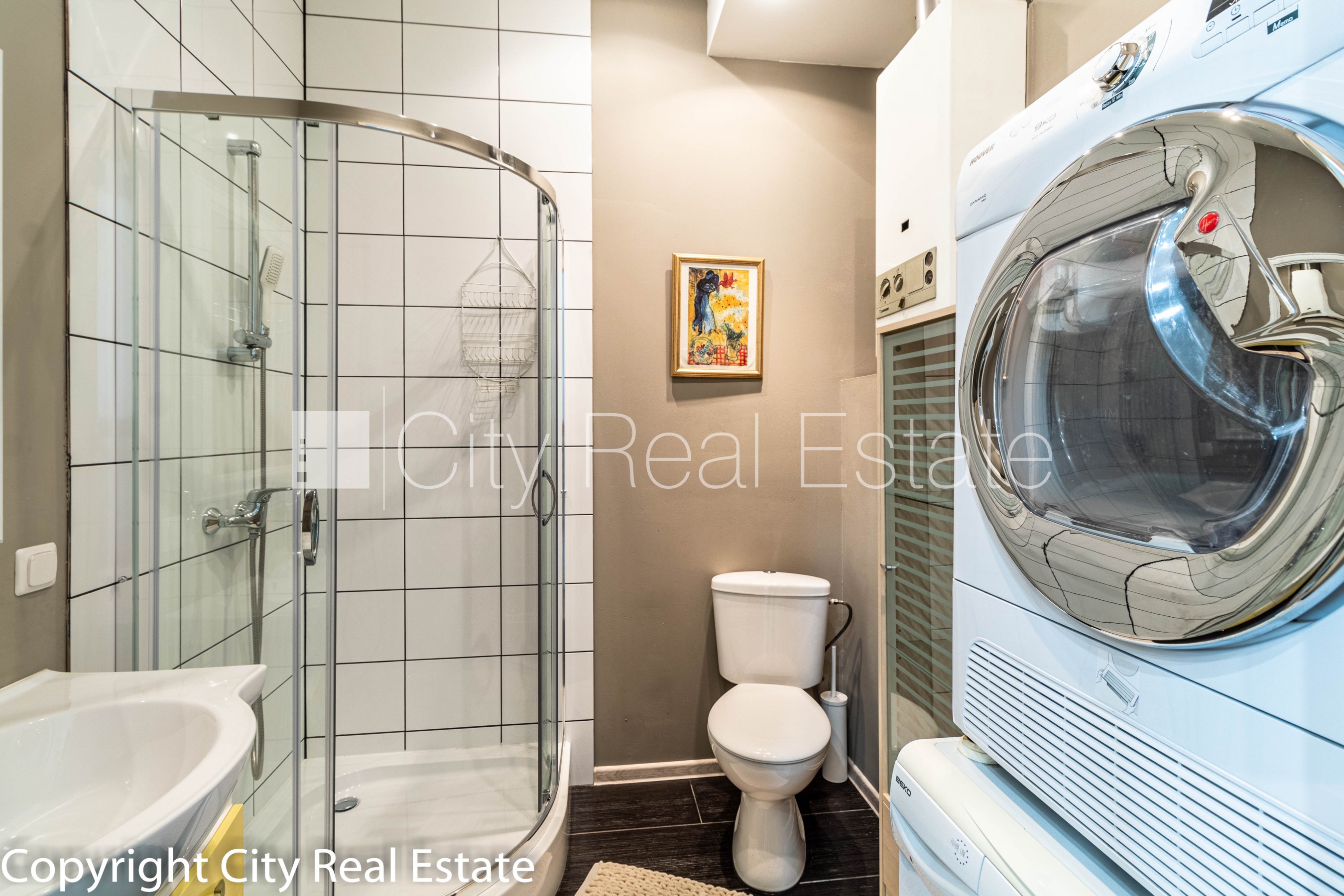 Sludinājumi. Fasādes māja, renovēta māja, slēgts pagalms, iespēja nomāt autostāvvietu, ieeja no ielas, kāpņu Cena: 2000 EUR/mēn Foto #23