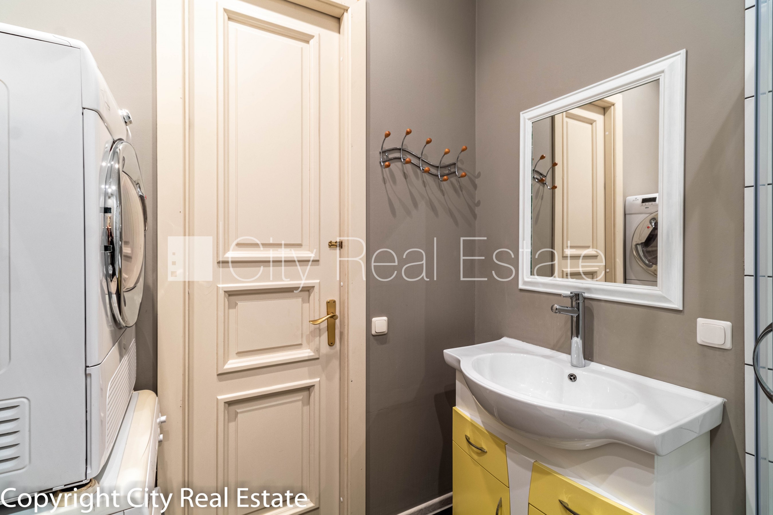 Sludinājumi. Fasādes māja, renovēta māja, slēgts pagalms, iespēja nomāt autostāvvietu, ieeja no ielas, kāpņu Cena: 2000 EUR/mēn Foto #25