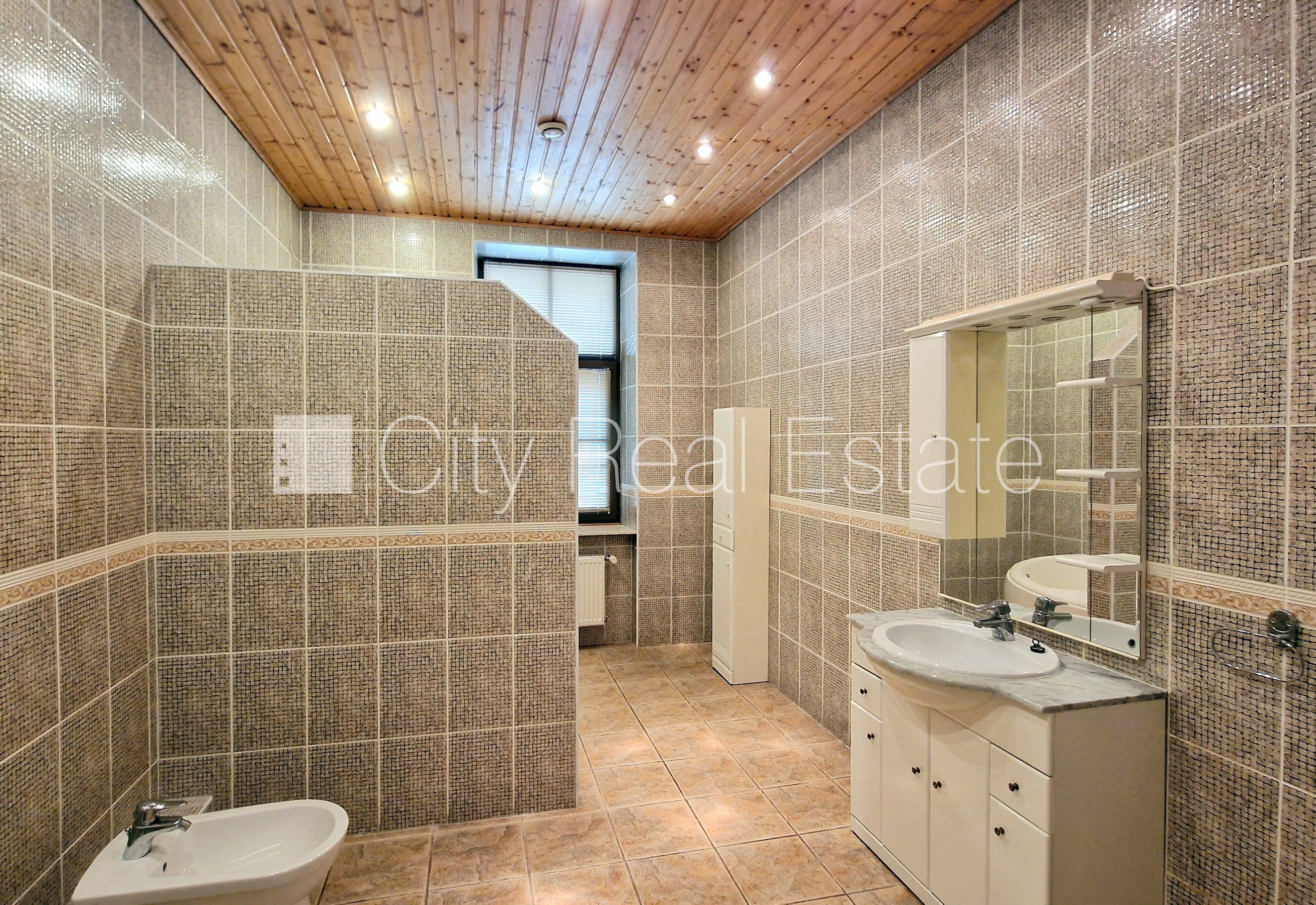 Sludinājumi. Zeme īpašumā, fasādes māja, renovēta māja, mainīts Jumta segums, labiekārtota apzaļumota Cena: 387400 EUR Foto #20