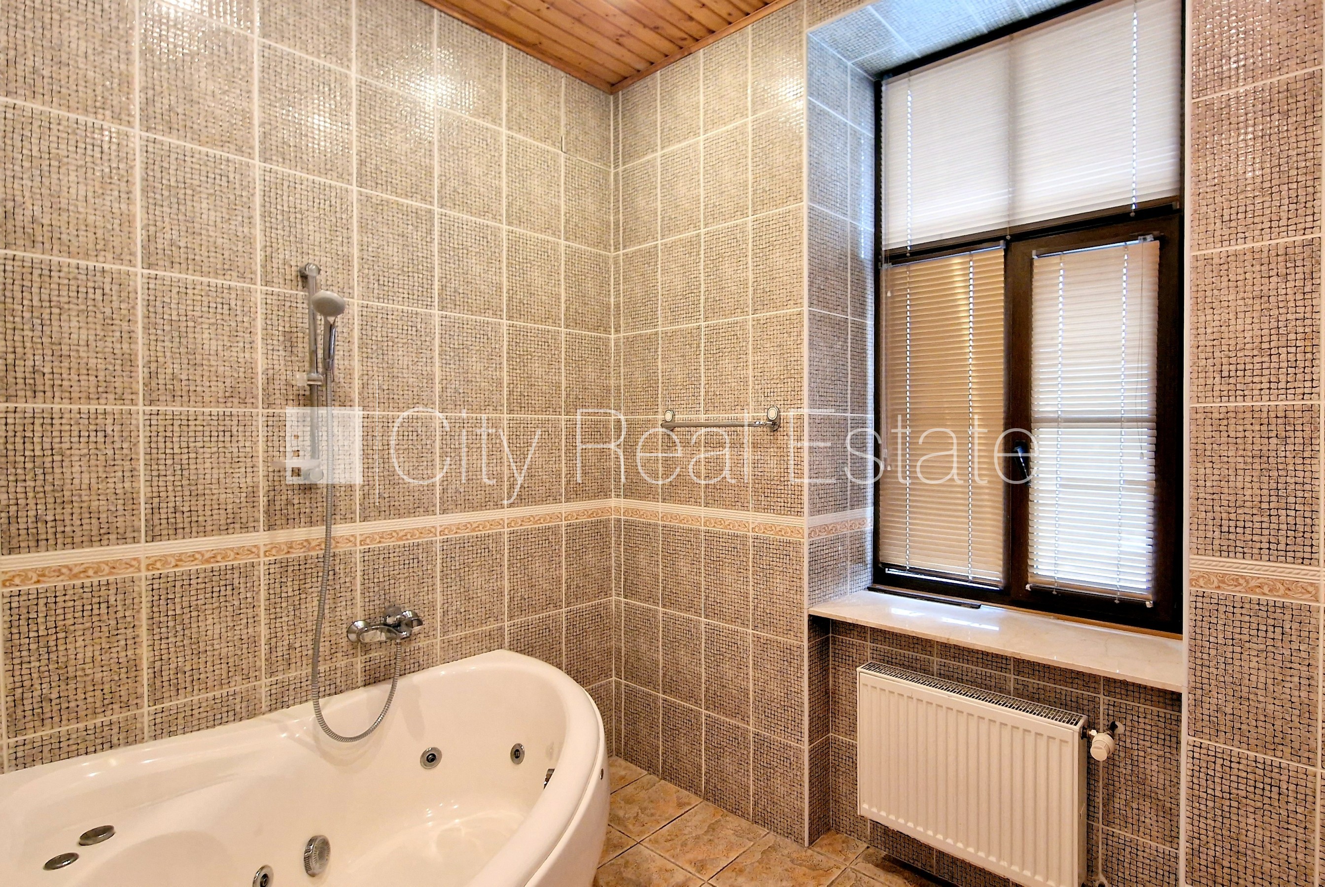 Sludinājumi. Zeme īpašumā, fasādes māja, renovēta māja, mainīts Jumta segums, labiekārtota apzaļumota Cena: 387400 EUR Foto #21