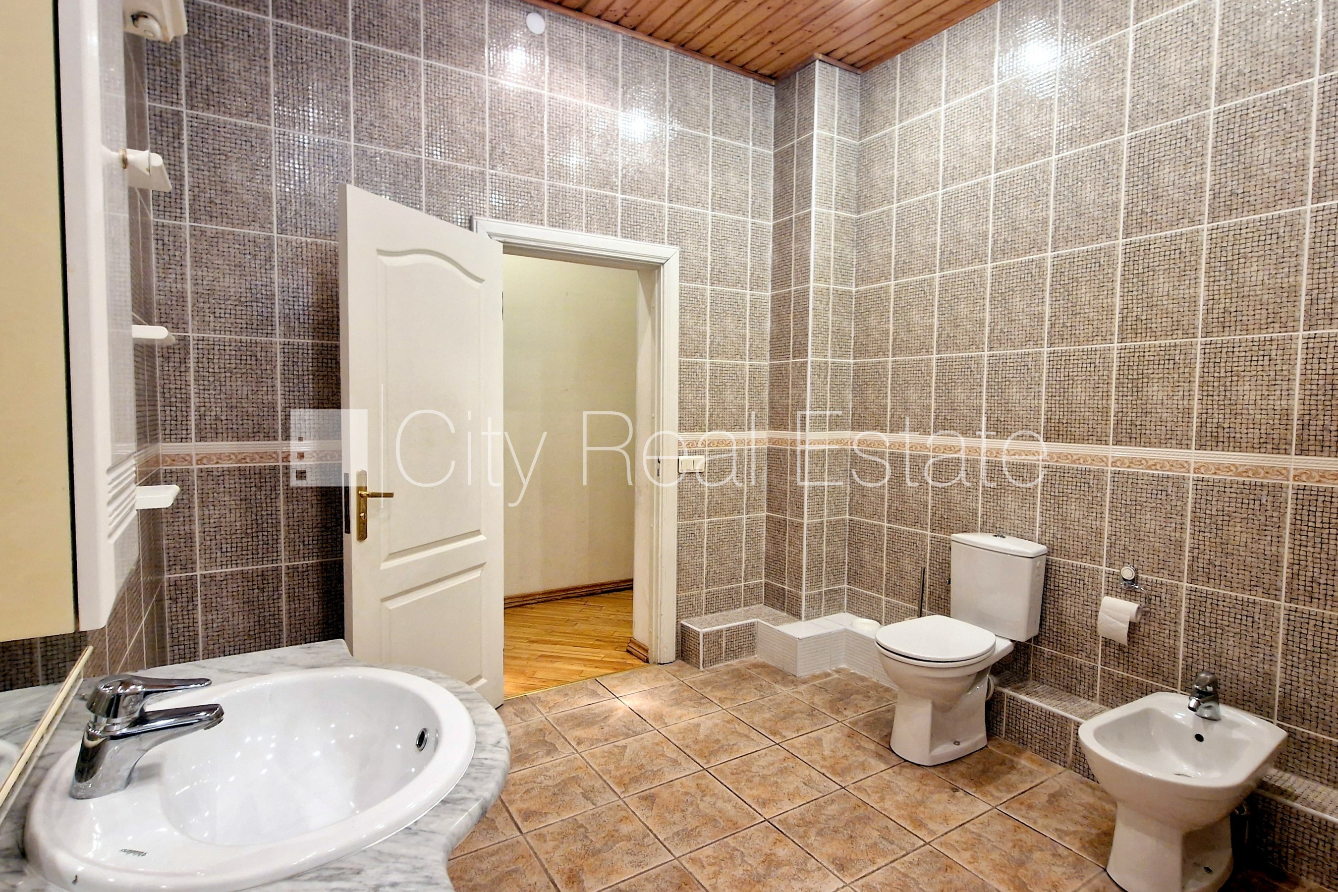 Sludinājumi. Zeme īpašumā, fasādes māja, renovēta māja, mainīts Jumta segums, labiekārtota apzaļumota Cena: 387400 EUR Foto #22