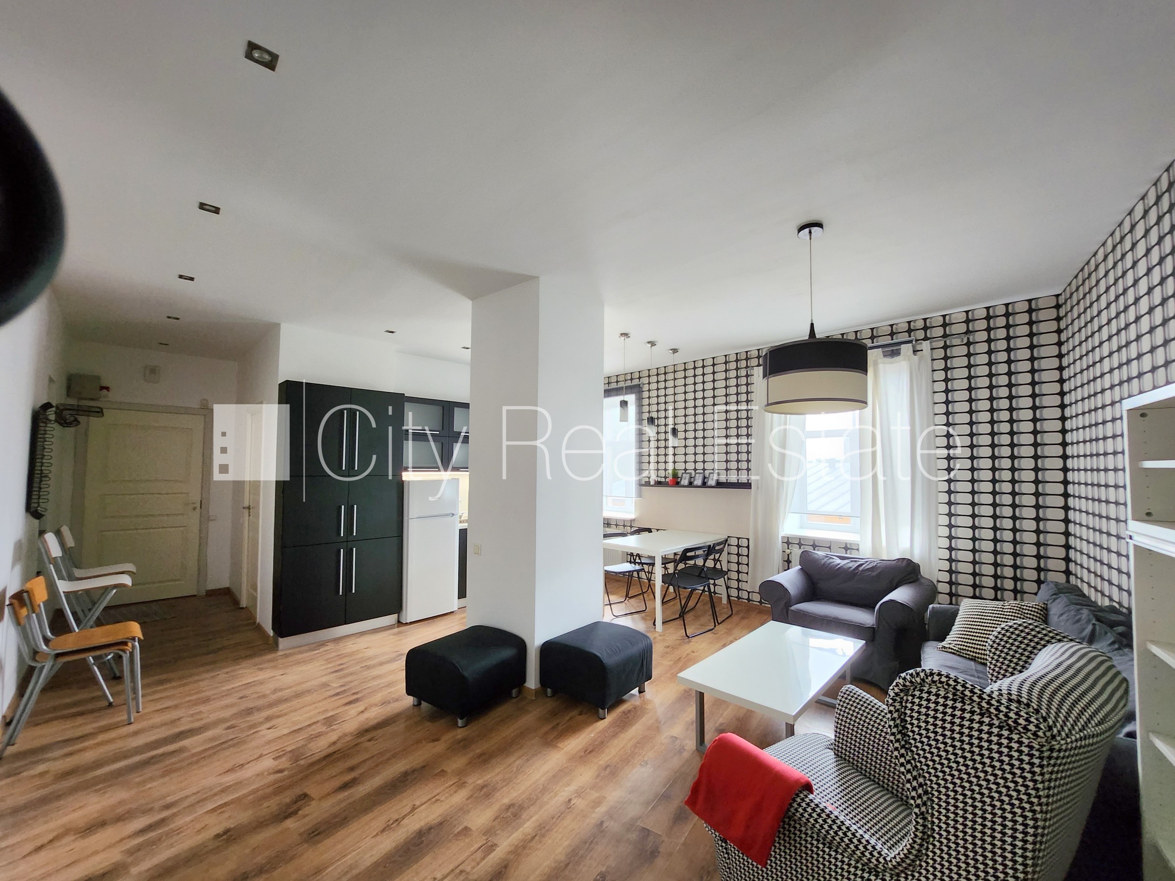 Sludinājumi. Pagalma māja, slēgta teritorija, ieeja no pagalma, guļamistabu skaits 1 gab., studio tipa, virtuve Cena: 450 EUR/mēn Foto #3