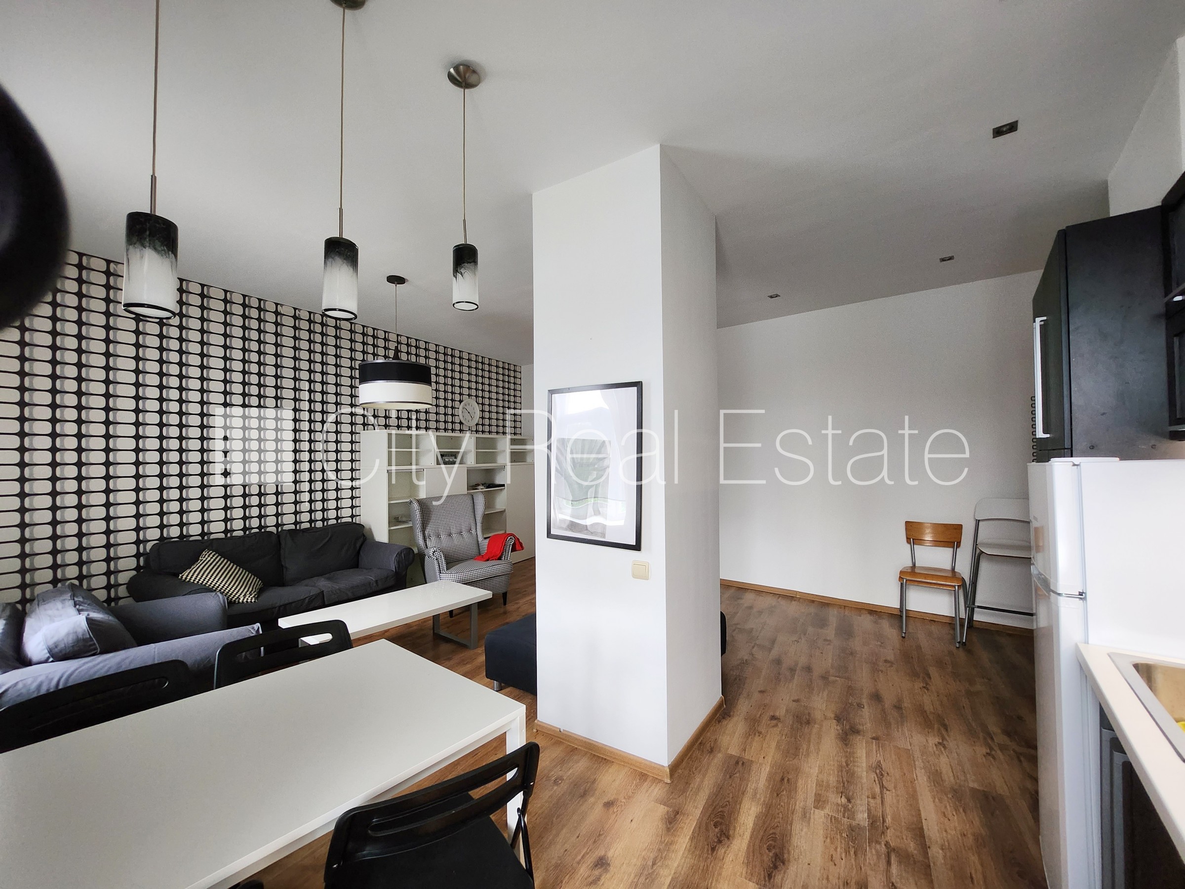 Sludinājumi. Pagalma māja, slēgta teritorija, ieeja no pagalma, guļamistabu skaits 1 gab., studio tipa, virtuve Cena: 450 EUR/mēn Foto #4