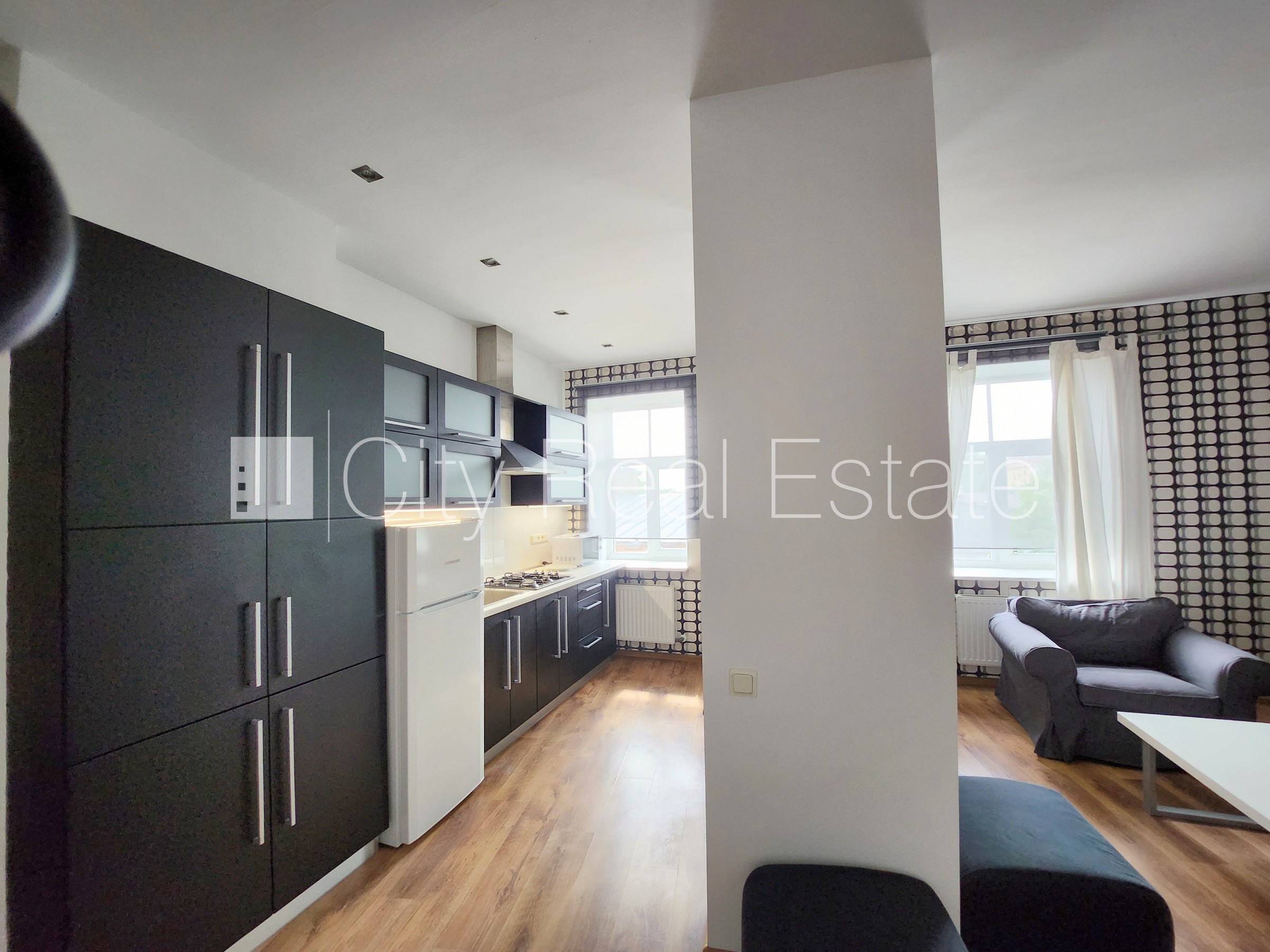 Sludinājumi. Pagalma māja, slēgta teritorija, ieeja no pagalma, guļamistabu skaits 1 gab., studio tipa, virtuve Cena: 450 EUR/mēn Foto #5