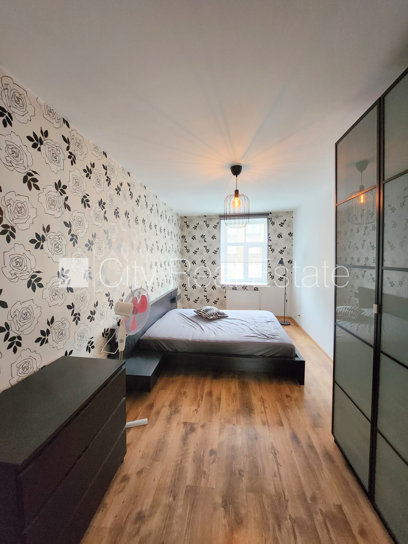 Sludinājumi. Pagalma māja, slēgta teritorija, ieeja no pagalma, guļamistabu skaits 1 gab., studio tipa, virtuve Cena: 450 EUR/mēn Foto #7