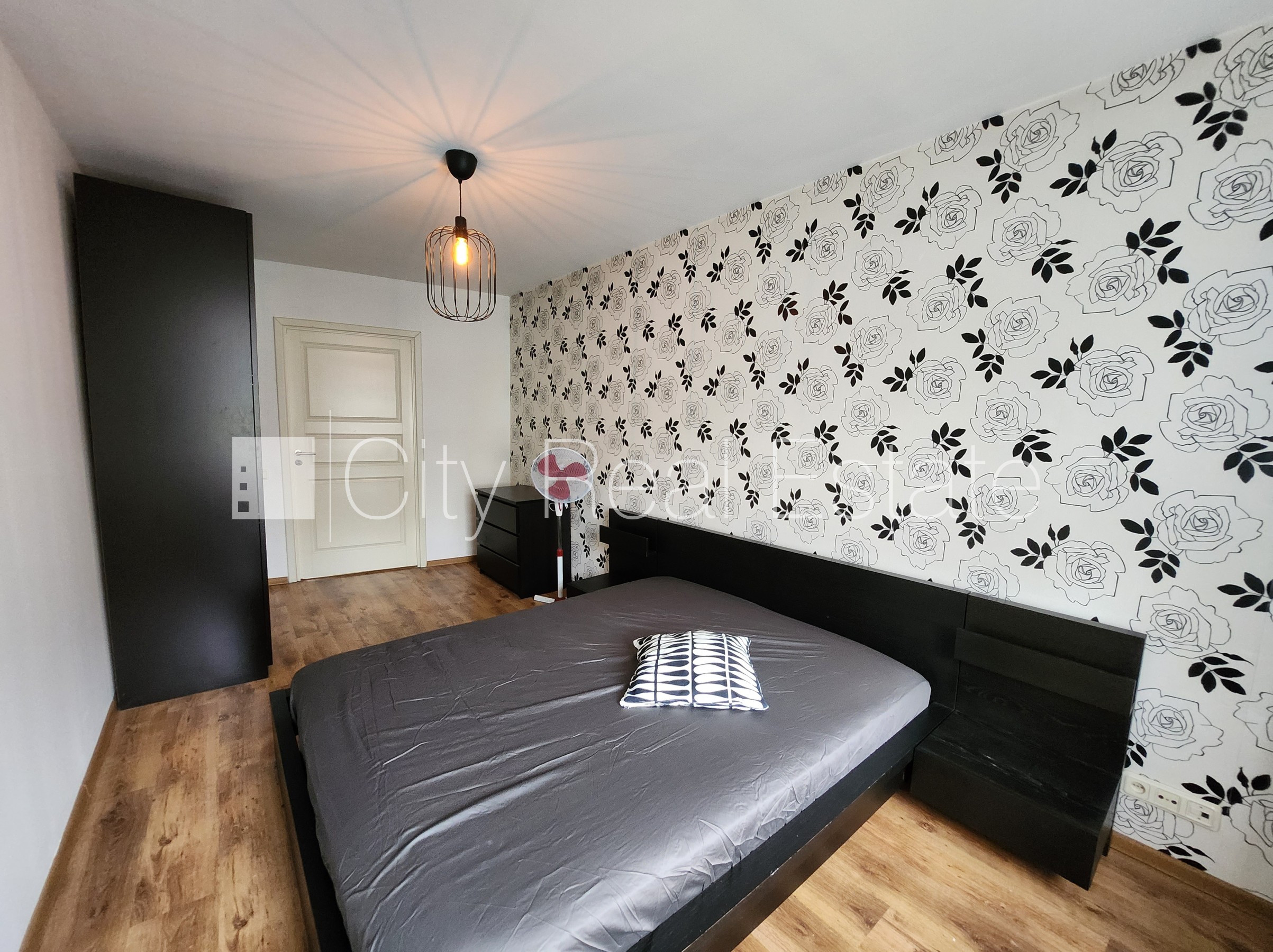 Sludinājumi. Pagalma māja, slēgta teritorija, ieeja no pagalma, guļamistabu skaits 1 gab., studio tipa, virtuve Cena: 450 EUR/mēn Foto #8