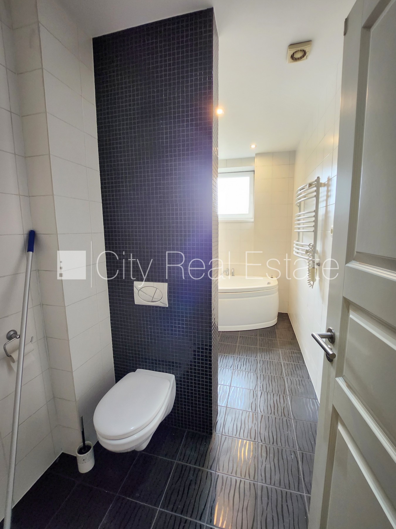 Sludinājumi. Pagalma māja, slēgta teritorija, ieeja no pagalma, guļamistabu skaits 1 gab., studio tipa, virtuve Cena: 450 EUR/mēn Foto #10