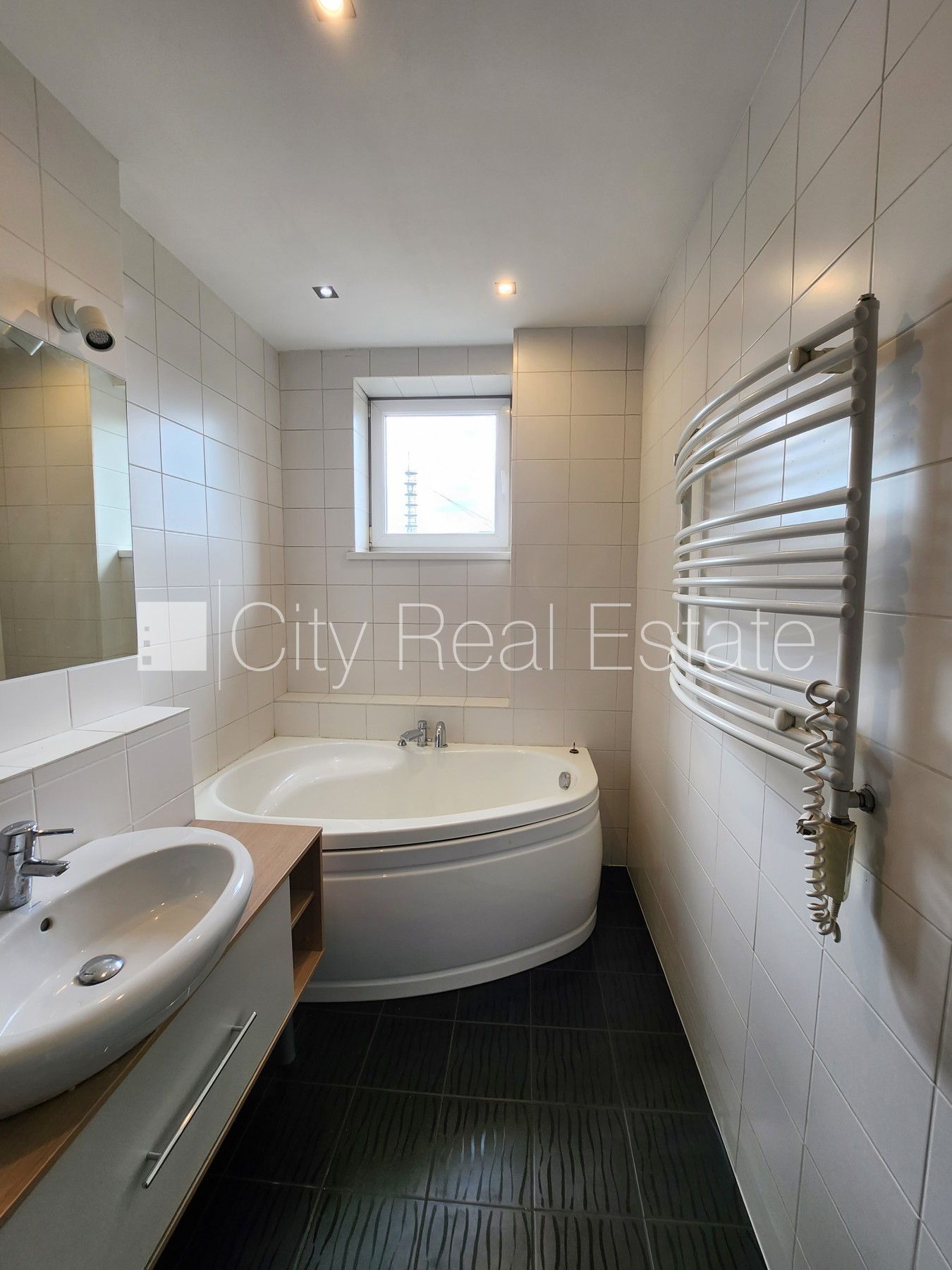 Sludinājumi. Pagalma māja, slēgta teritorija, ieeja no pagalma, guļamistabu skaits 1 gab., studio tipa, virtuve Cena: 450 EUR/mēn Foto #11