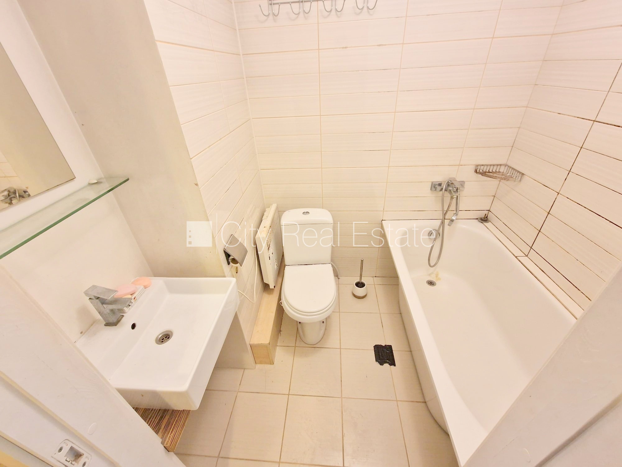 Sludinājumi. Fasādes māja, slēgts pagalms, iespēja nomāt autostāvvietu, ieeja no ielas un pagalma, logi vērsti Cena: 300 EUR/mēn Foto #21