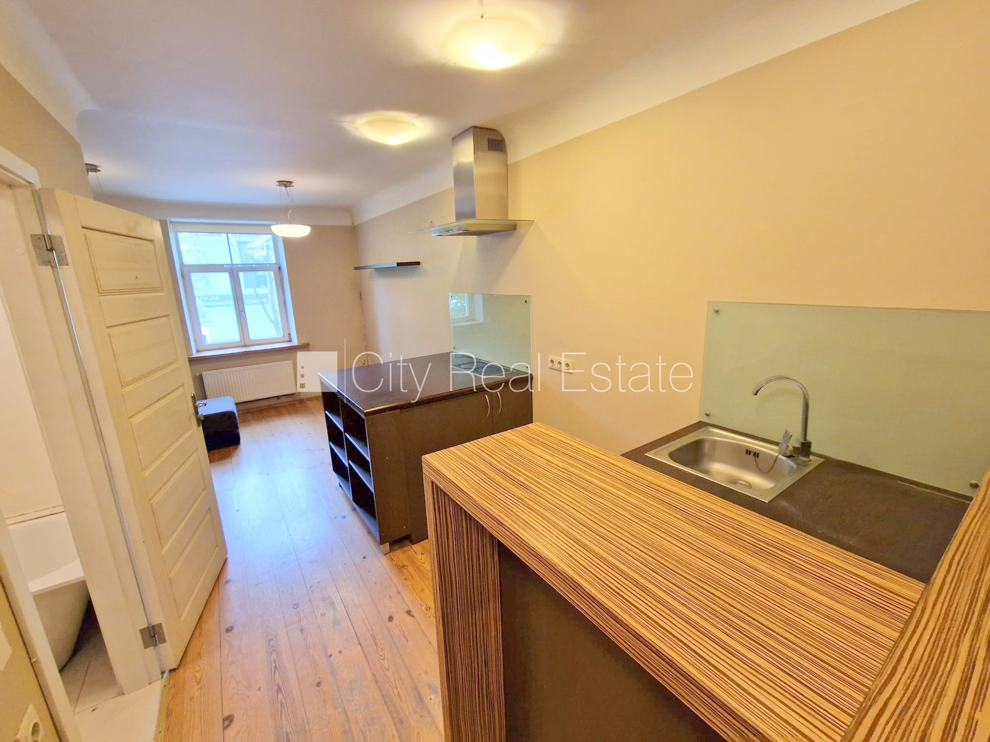 Sludinājumi. Fasādes māja, slēgts pagalms, iespēja nomāt autostāvvietu, ieeja no ielas un pagalma, logi vērsti Cena: 300 EUR/mēn Foto #2