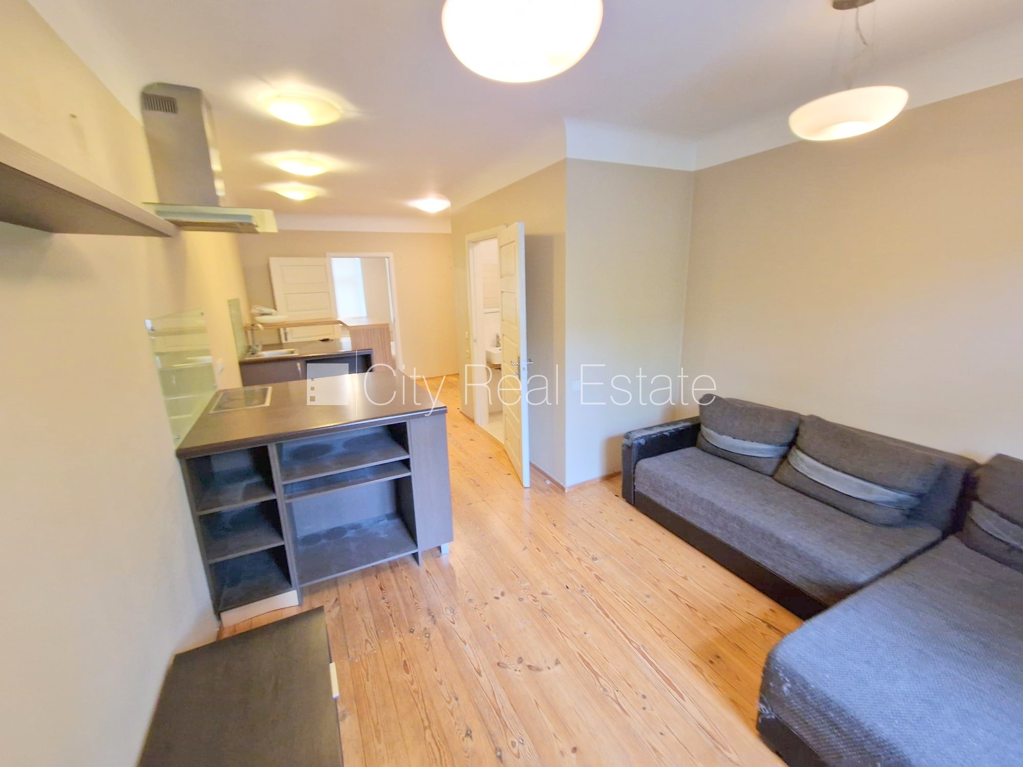 Sludinājumi. Fasādes māja, slēgts pagalms, iespēja nomāt autostāvvietu, ieeja no ielas un pagalma, logi vērsti Cena: 300 EUR/mēn Foto #8