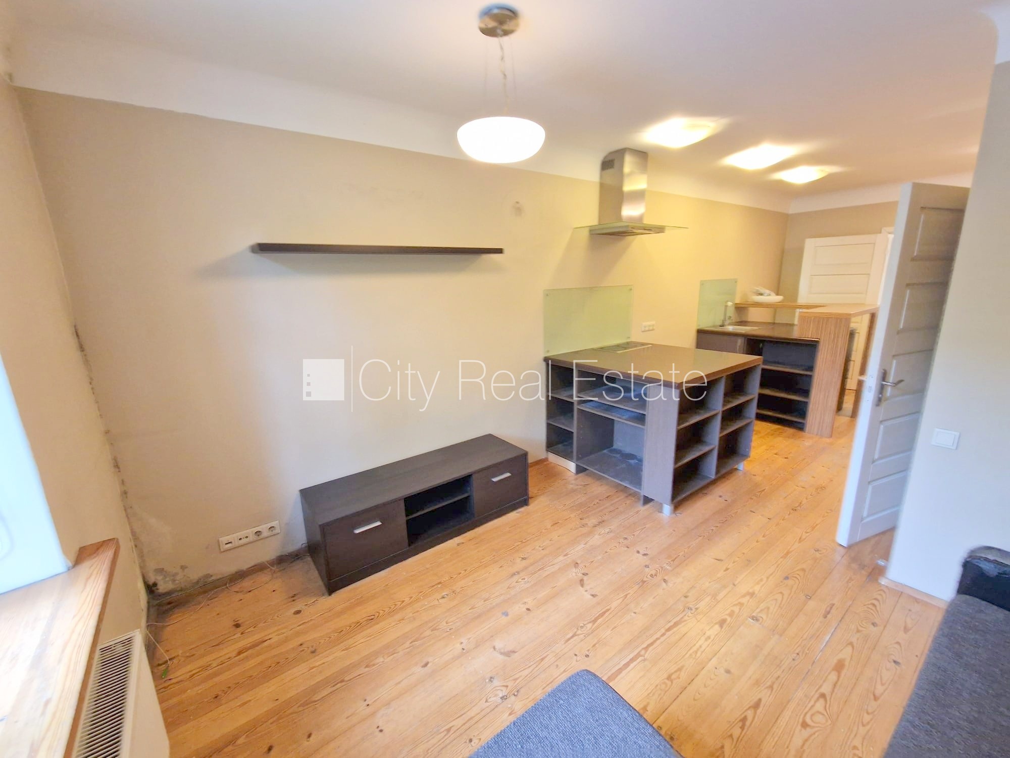 Sludinājumi. Fasādes māja, slēgts pagalms, iespēja nomāt autostāvvietu, ieeja no ielas un pagalma, logi vērsti Cena: 300 EUR/mēn Foto #6