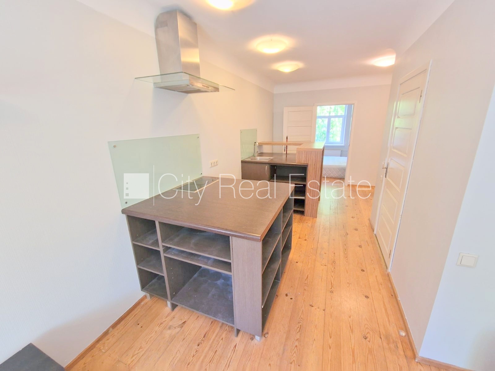 Sludinājumi. Fasādes māja, slēgts pagalms, iespēja nomāt autostāvvietu, ieeja no ielas un pagalma, logi vērsti Cena: 300 EUR/mēn Foto #11