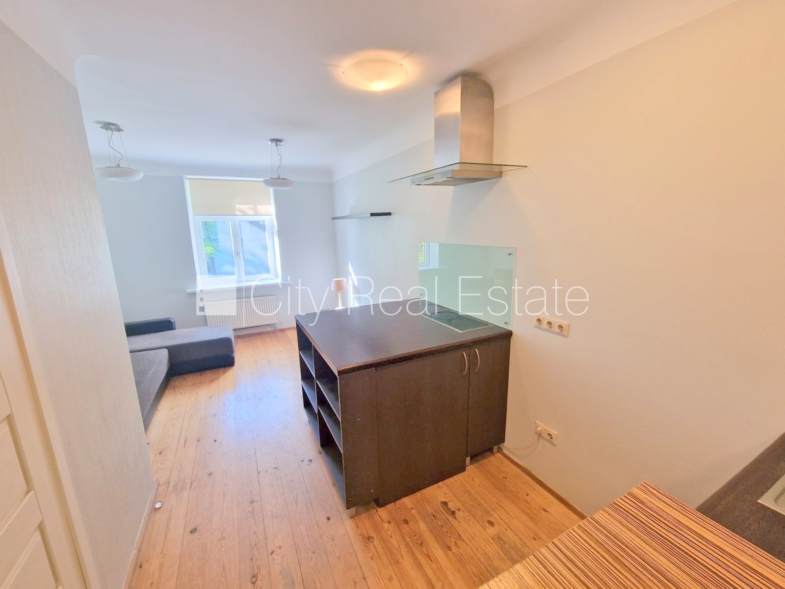 Sludinājumi. Fasādes māja, slēgts pagalms, iespēja nomāt autostāvvietu, ieeja no ielas un pagalma, logi vērsti Cena: 300 EUR/mēn Foto #3