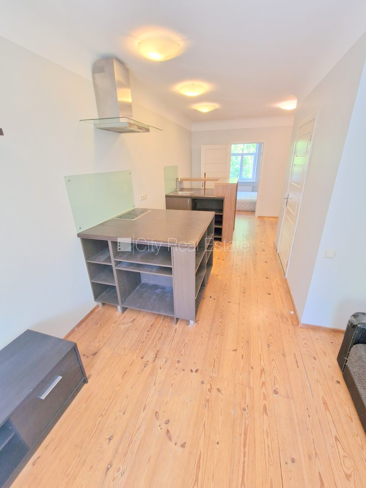 Sludinājumi. Fasādes māja, slēgts pagalms, iespēja nomāt autostāvvietu, ieeja no ielas un pagalma, logi vērsti Cena: 300 EUR/mēn Foto #7