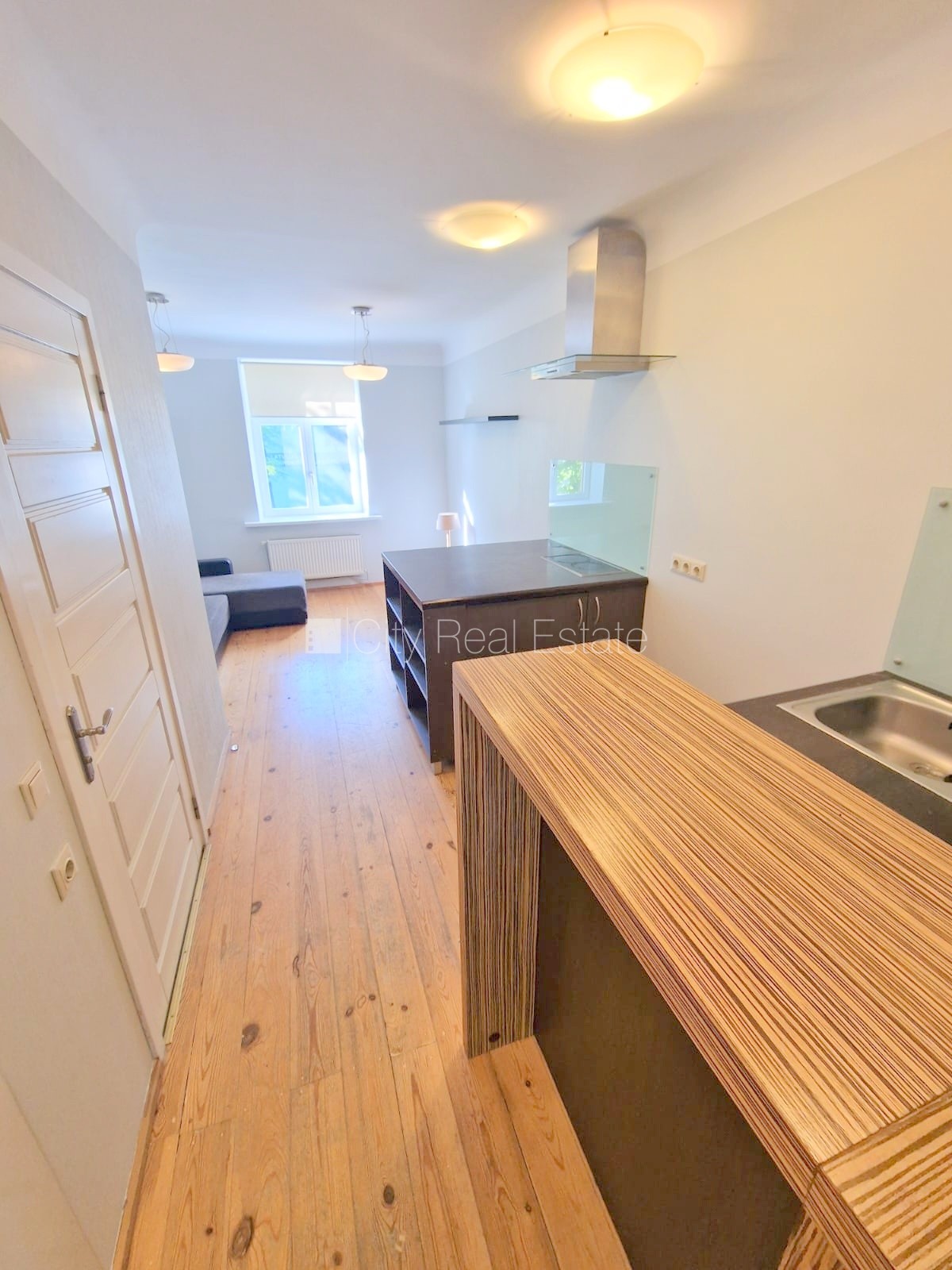 Sludinājumi. Fasādes māja, slēgts pagalms, iespēja nomāt autostāvvietu, ieeja no ielas un pagalma, logi vērsti Cena: 300 EUR/mēn Foto #5