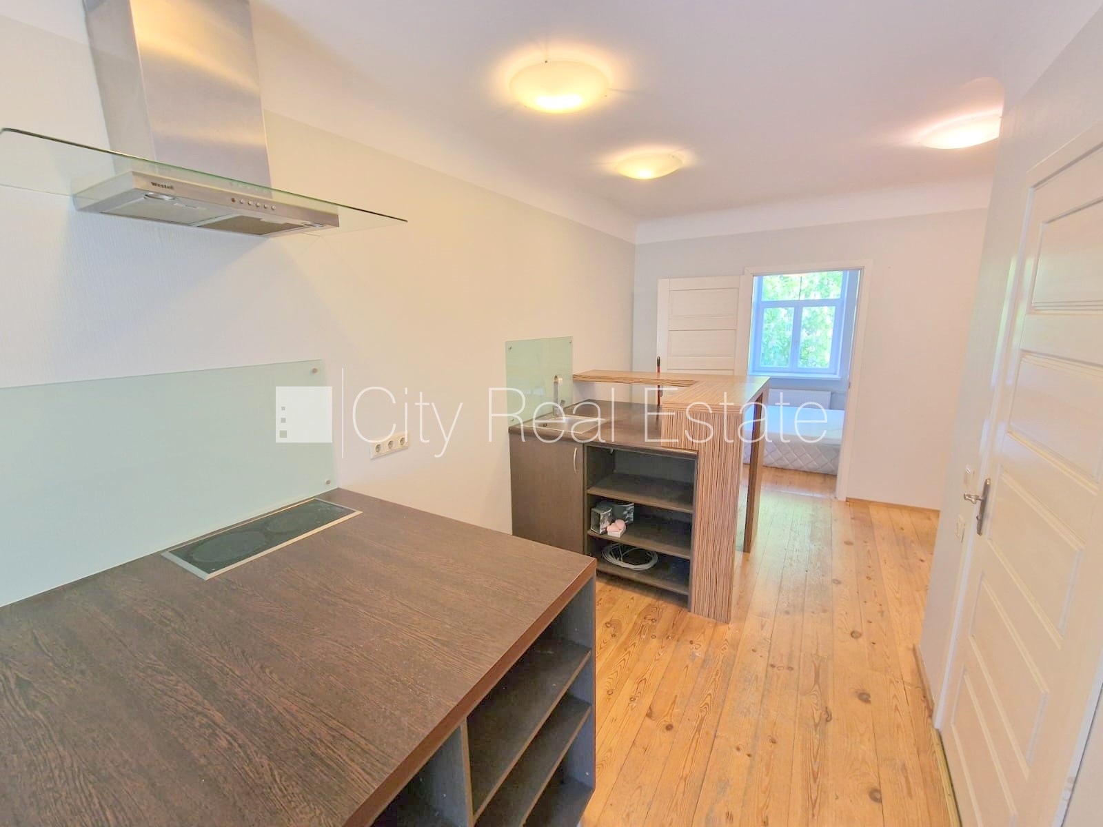 Sludinājumi. Fasādes māja, slēgts pagalms, iespēja nomāt autostāvvietu, ieeja no ielas un pagalma, logi vērsti Cena: 300 EUR/mēn Foto #12